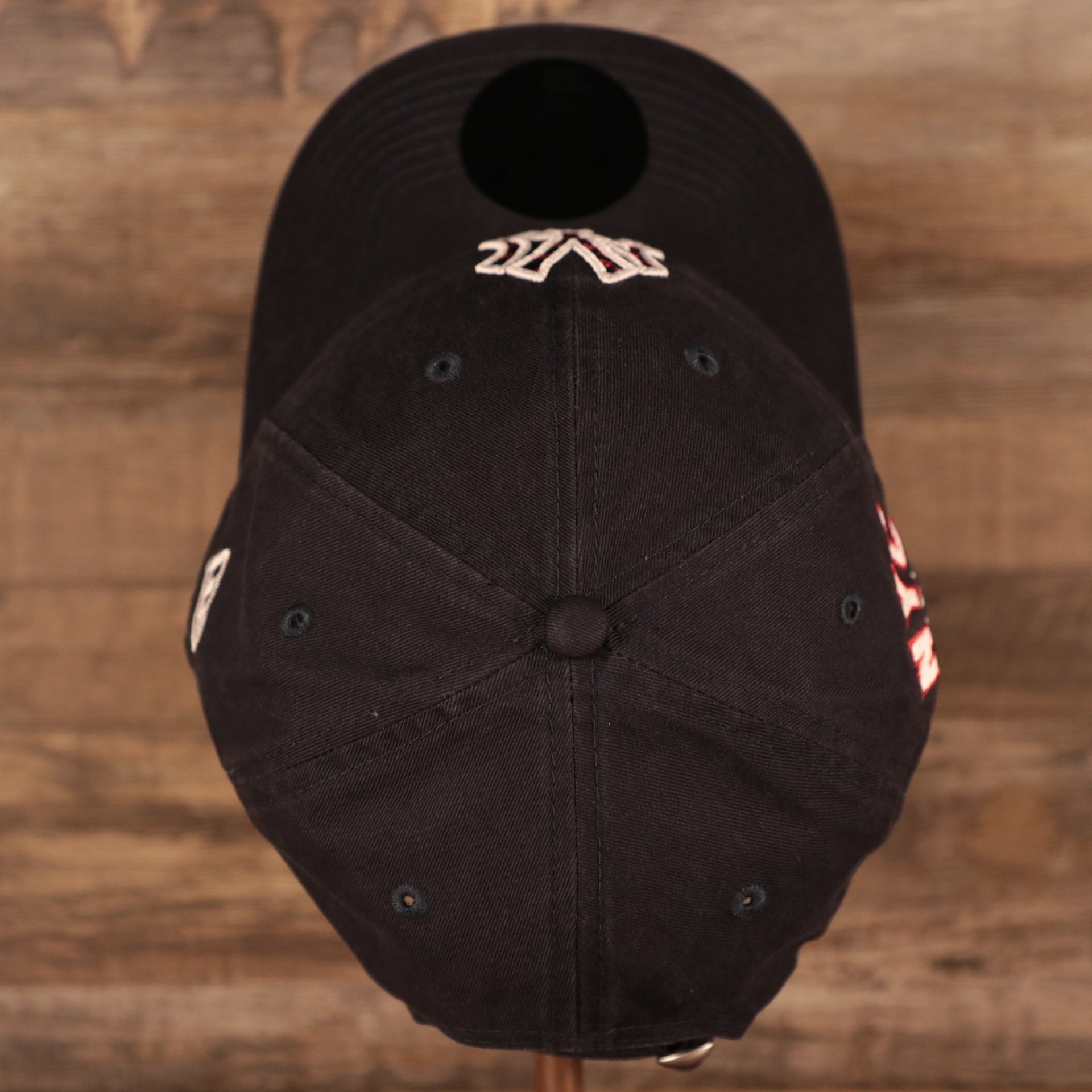 A top side view of the crown of the Yankees navy MLB on field fourth of July 9twenty dad by New Era.