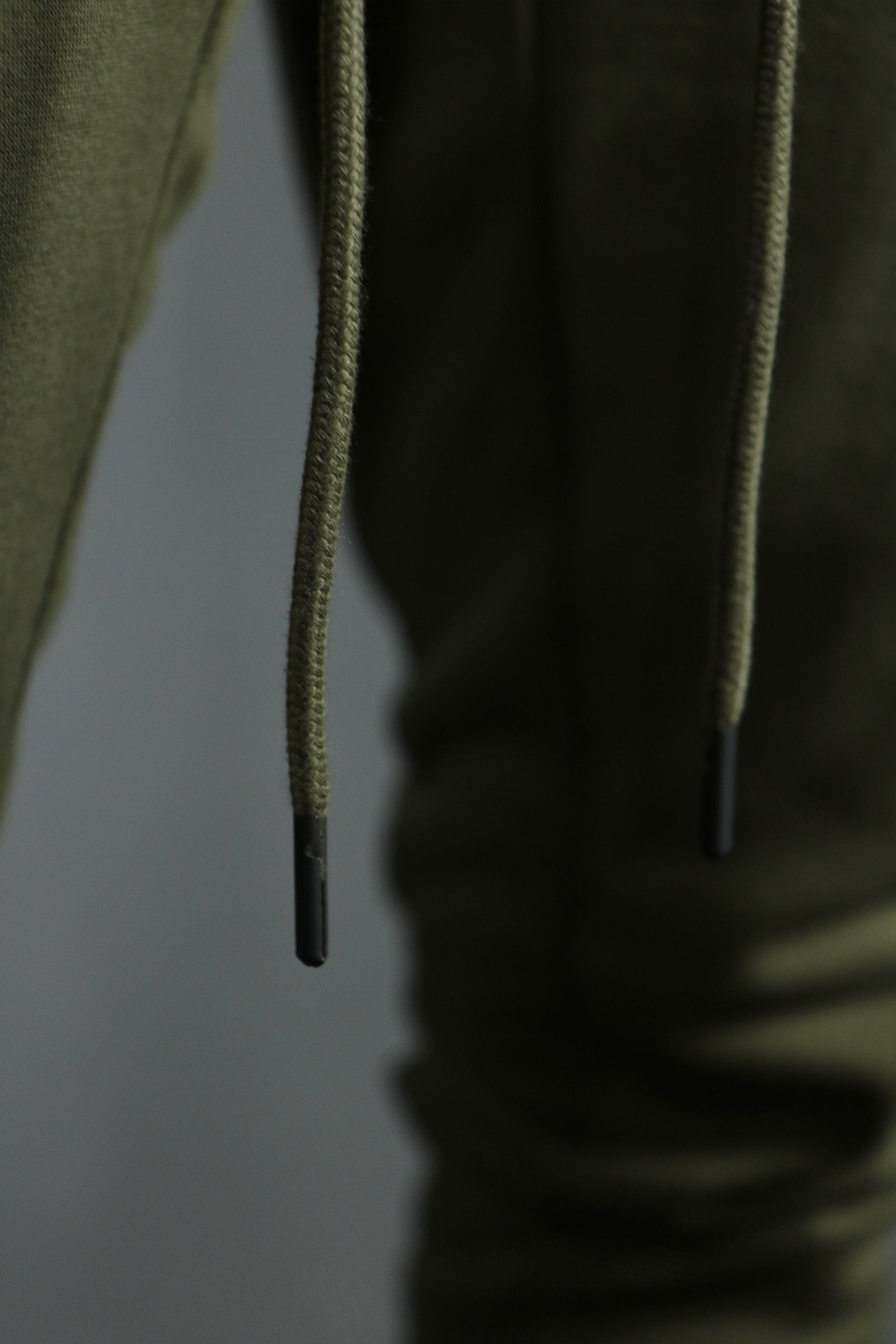 The military green sweatpants by Jordan Craig are supported by drawstrings to make the joggers tight.