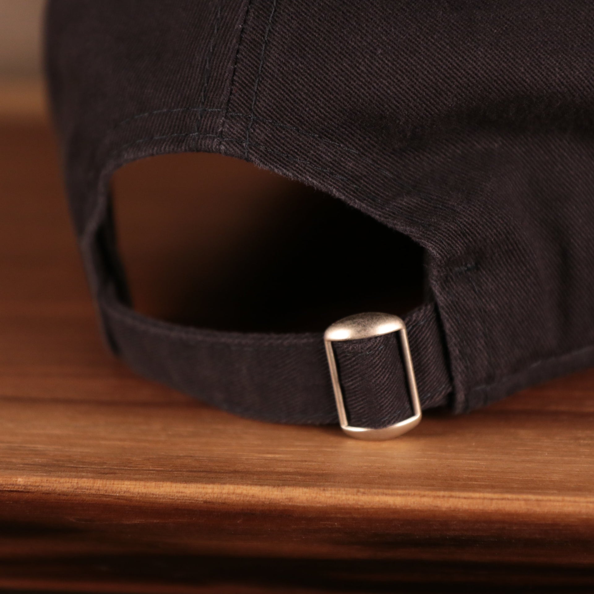 A closeup shot of the adjustable strap at the backside of the New York Yankees 2021 fourth of July navy 920 dad hat.