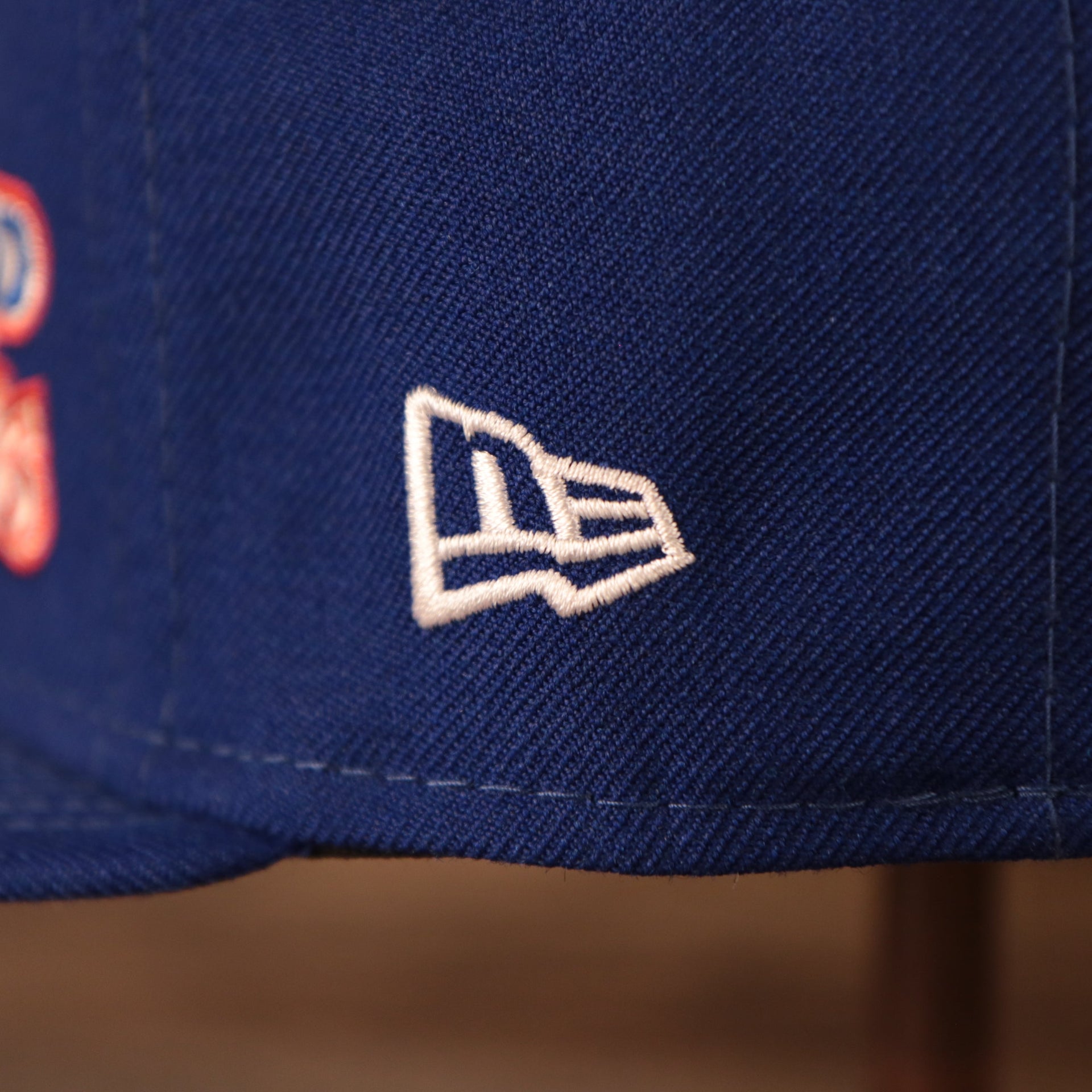 Close up of the New Era logo on the New York Mets All Over World Series Side Patch 2x Champ Gray Bottom 59Fifty Fitted Cap