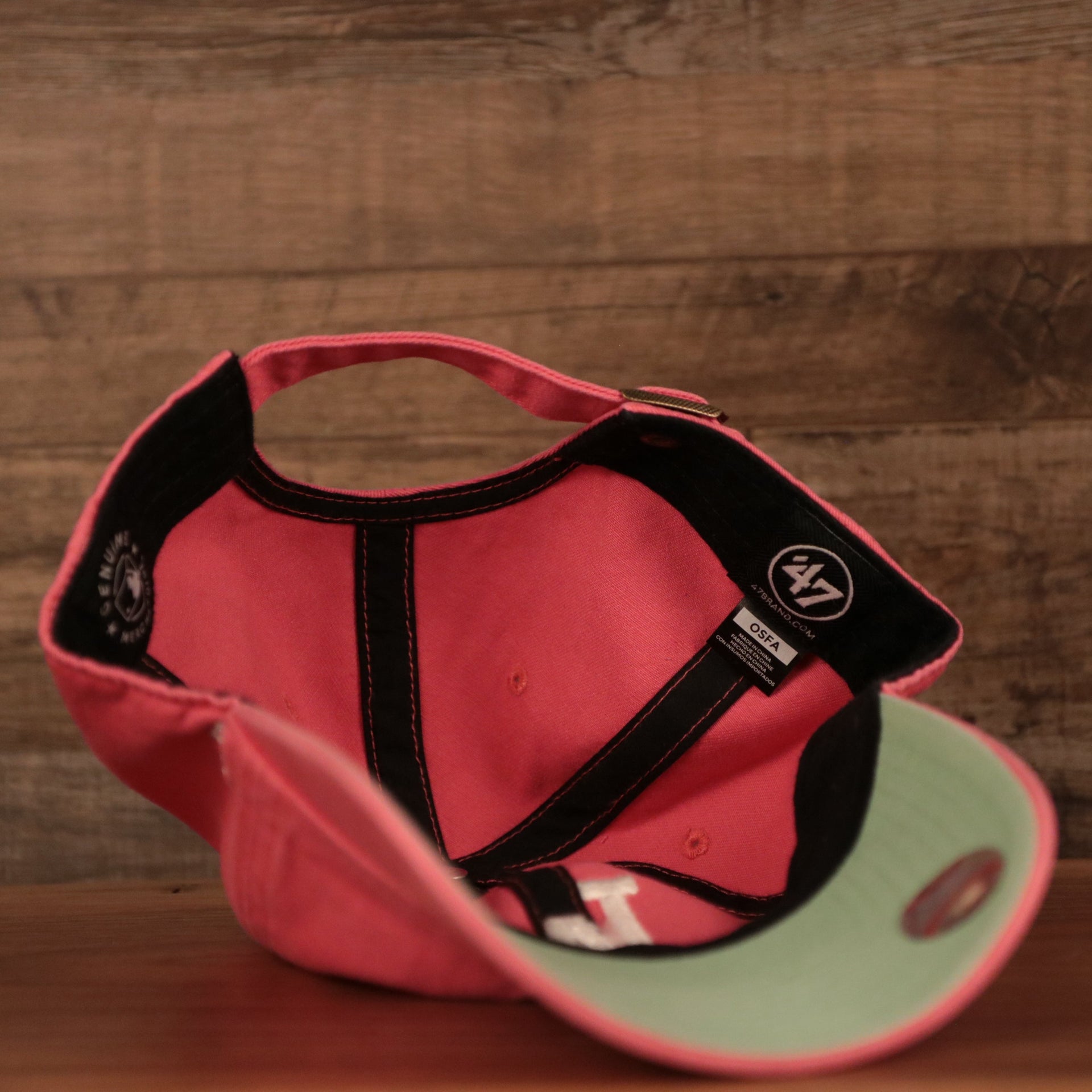 An inside look of the Los Angeles Dodgers green bottom clean up cap by 47 Brand.
