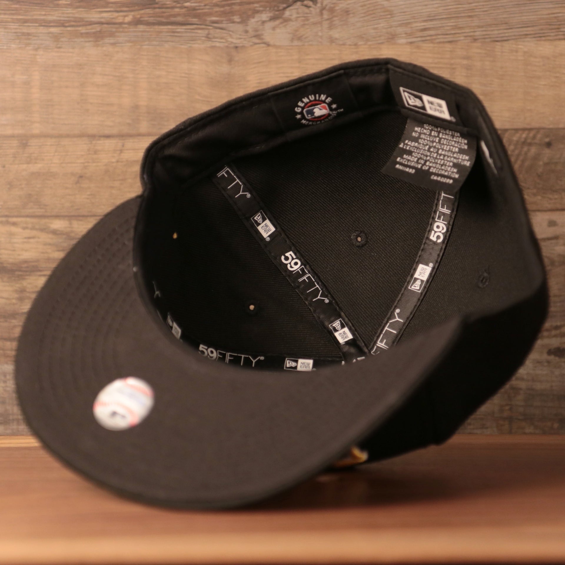 The inside of the crown of the vintage black side patch New Era fitted cap for the Pittsburgh Pirates.