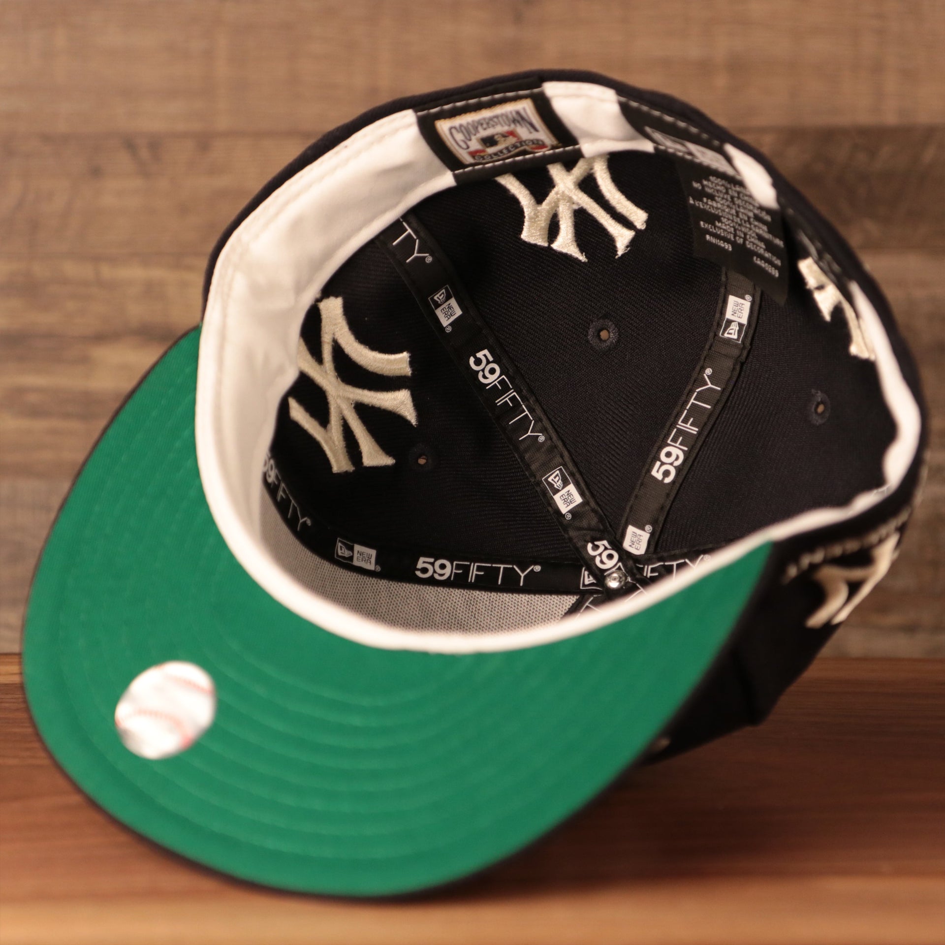 The green bottom fitted 59fifty with the logo history of the Yankees by New Era.