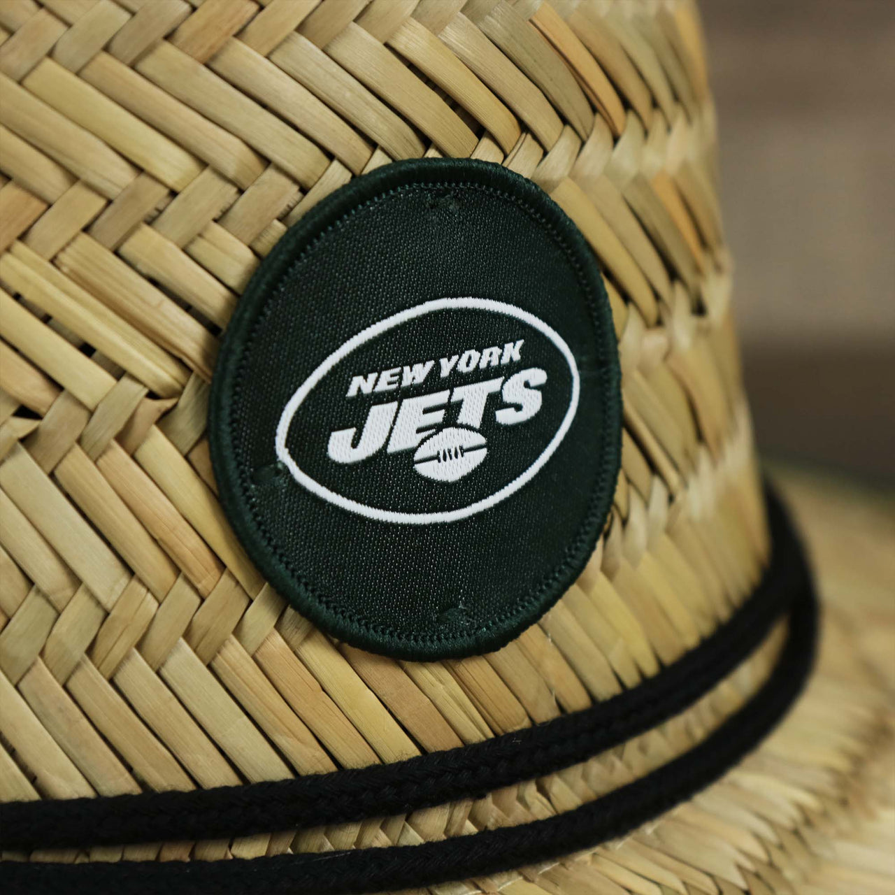 A close up of the Jets logo on the New York Jets On Field 2022 Summer Training Straw Hat | New Era OSFM