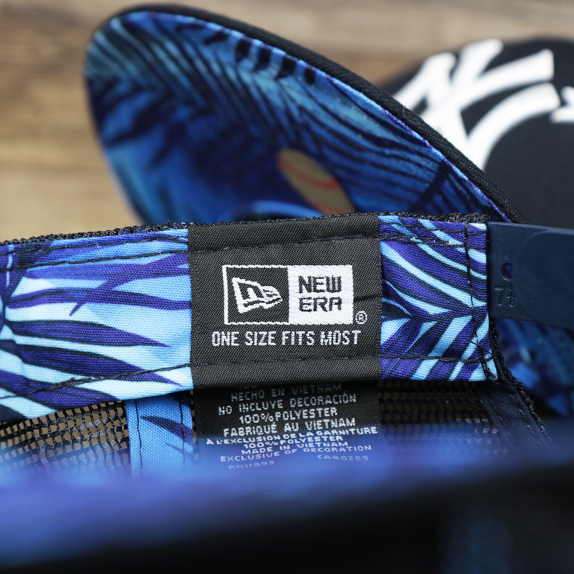 The New Era Tag on the New York Yankees Metallic All Star Game MLB 2022 Side Patch 9Fifty Mesh Snapback | ASG 2022 Navy Blue Trucker Hat