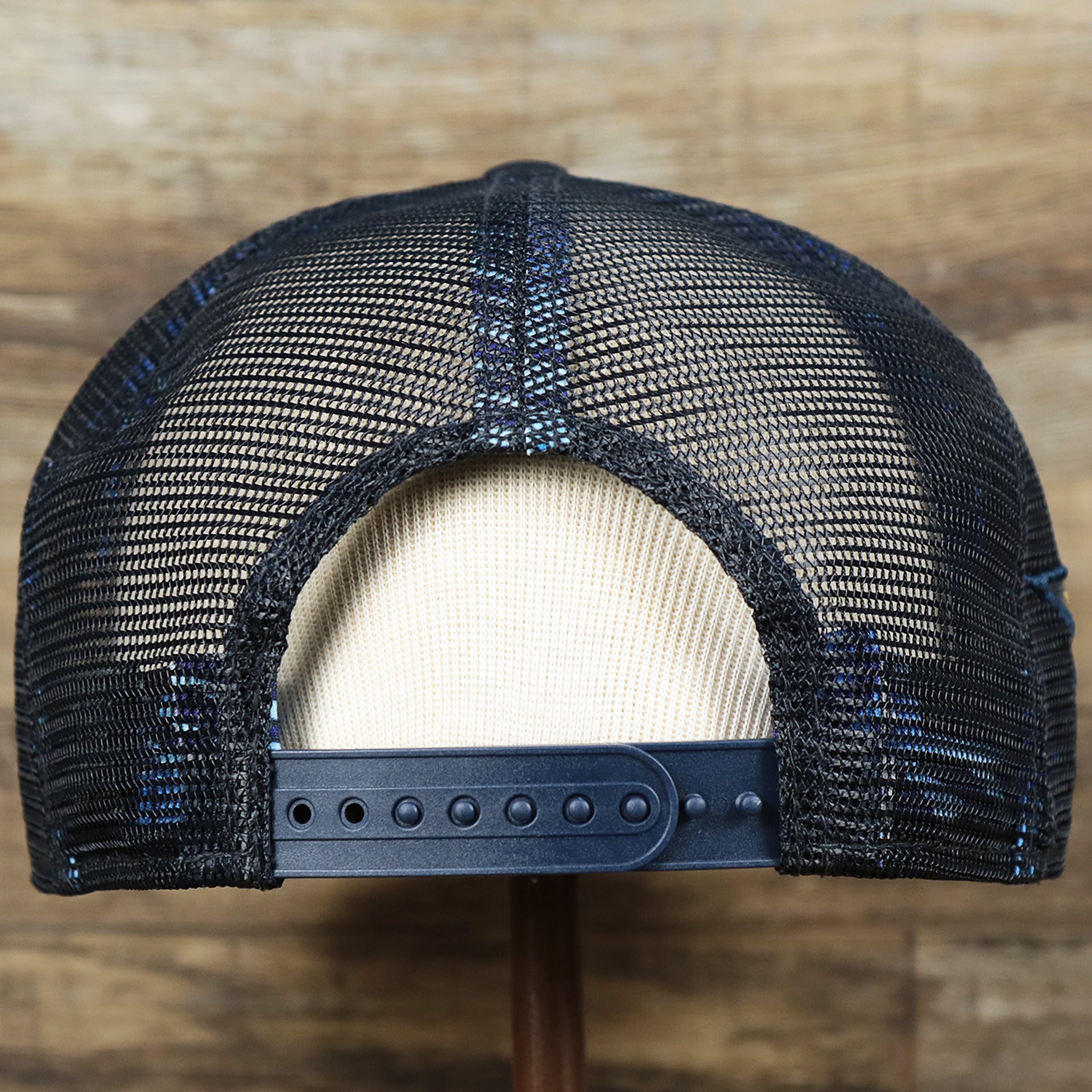 The backside of the New York Yankees Metallic All Star Game MLB 2022 Side Patch 9Fifty Mesh Snapback | ASG 2022 Navy Blue Trucker Hat