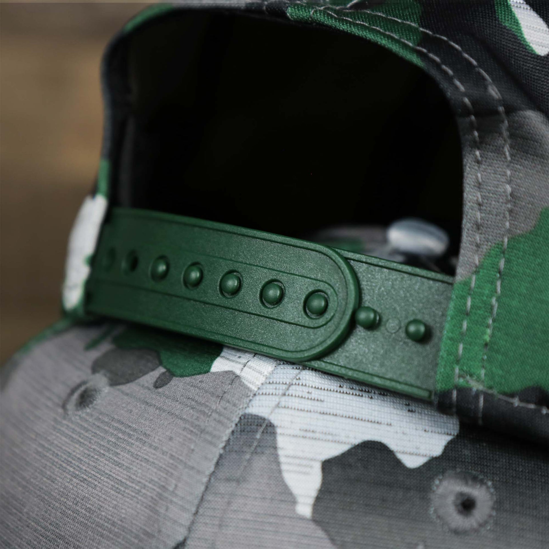 The adjustable strap on the Green Bay Packers NFL OnField Summer Training 2022 Camo 9Fifty Snapback | Green Camo 9Fifty