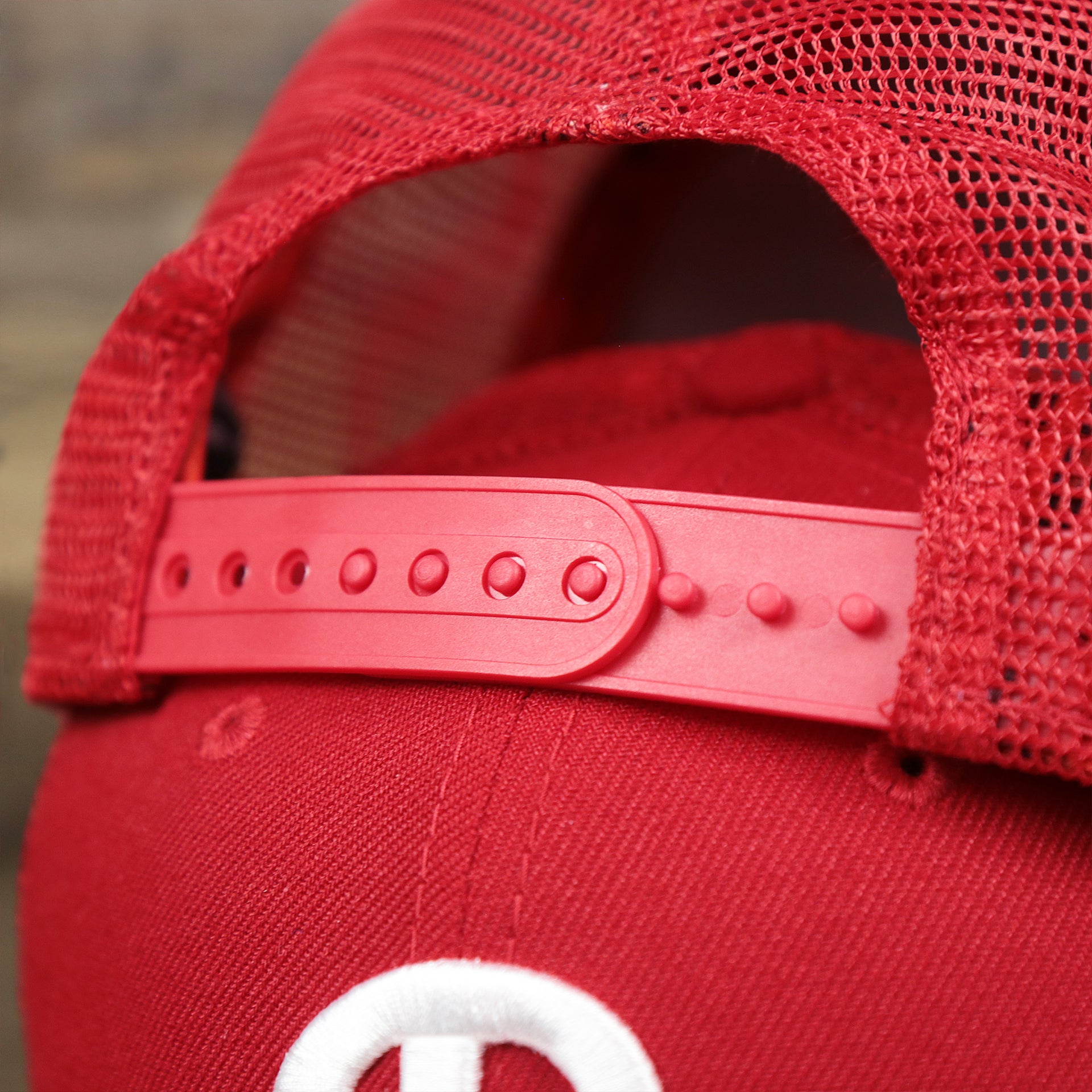 The Red Adjustable Strap on the New York Yankees Metallic All Star Game MLB 2022 Side Patch 9Fifty Mesh Snapback | ASG 2022 Navy Blue Trucker Hat