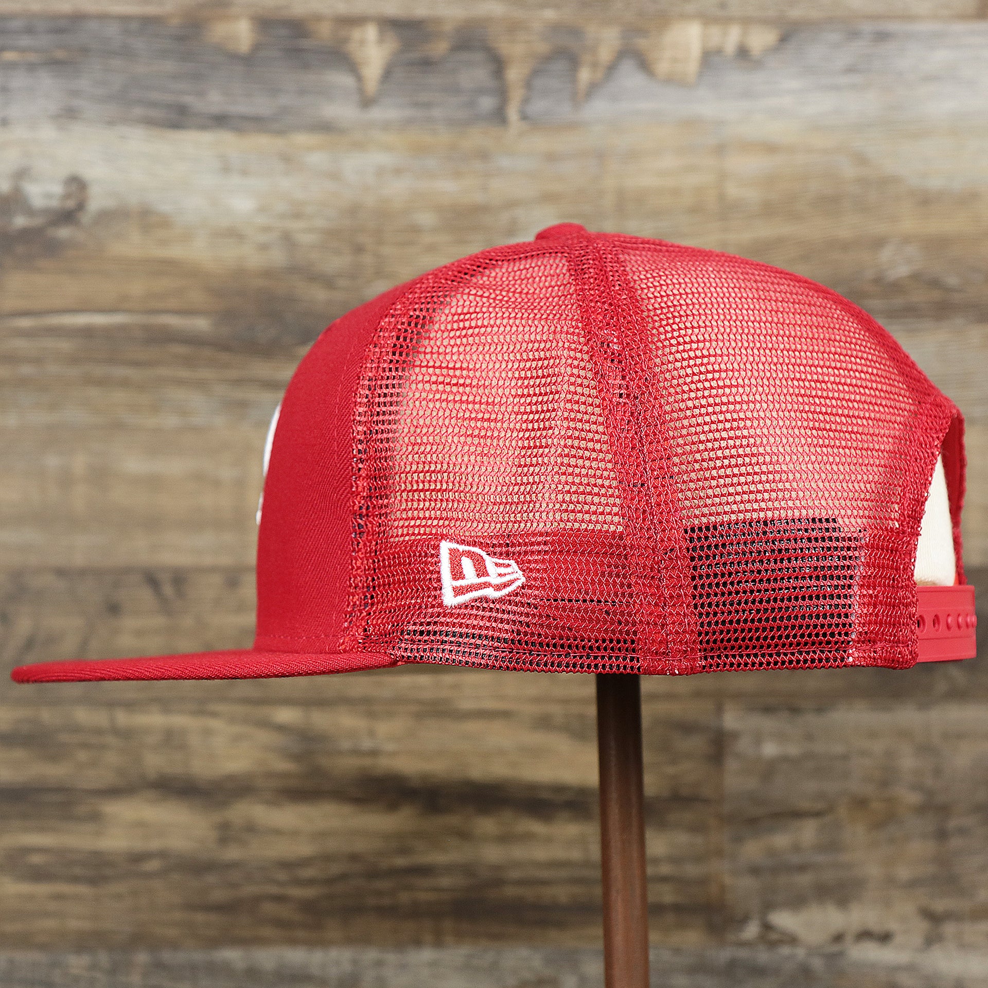 The wearer's left on the New York Yankees Metallic All Star Game MLB 2022 Side Patch 9Fifty Mesh Snapback | ASG 2022 Navy Blue Trucker Hat