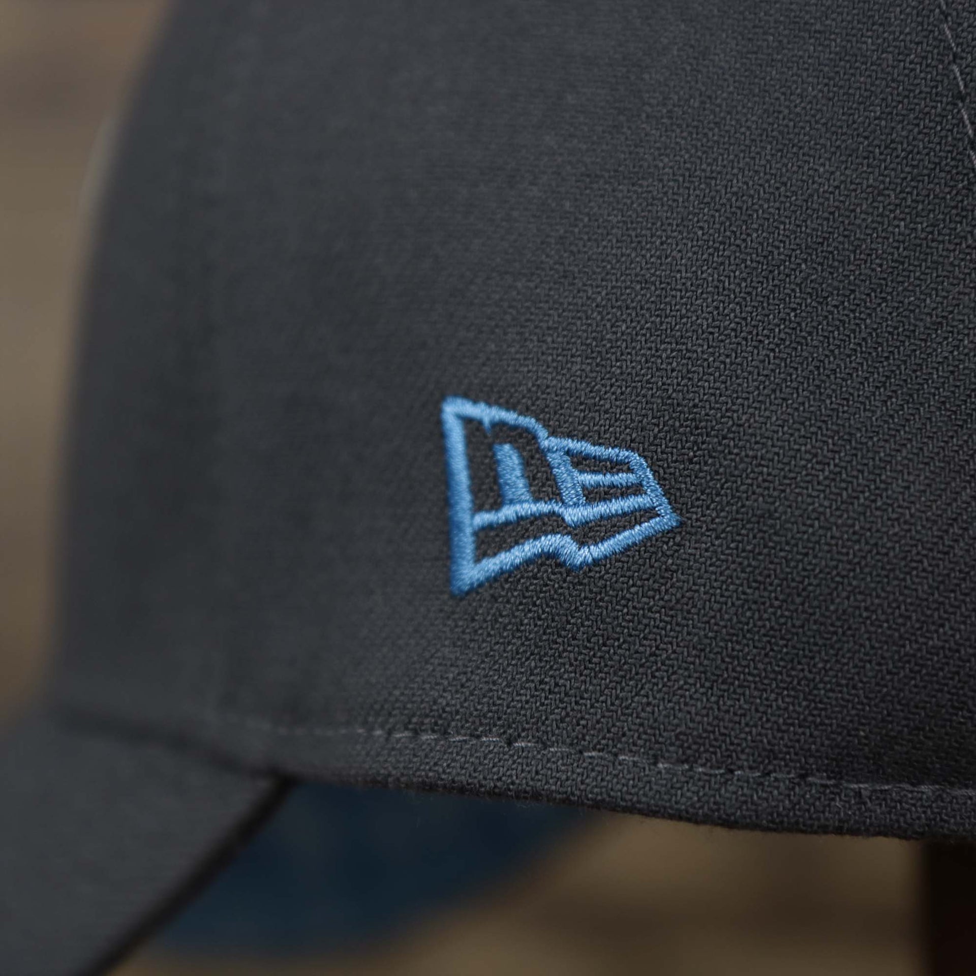 The New Era logo on the Philadelphia Phillies 2022 Father's Day On-Field 39Thirty Flexfit Cap | Gray