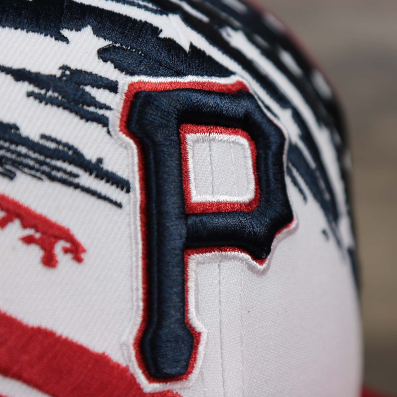 The Pirates Logo on the Pittsburgh Pirates 2022 4th of July Stars And Stripes 9Fifty | New Era Navy OSFM