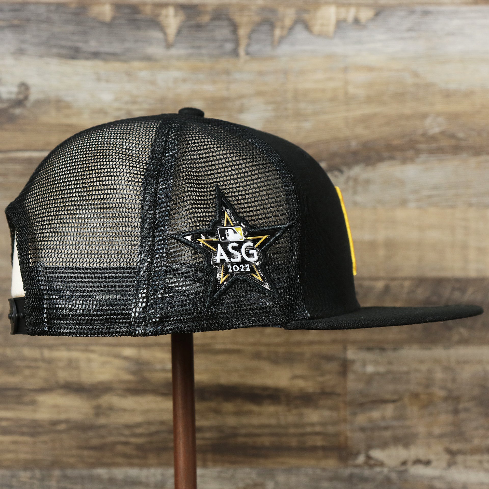 The wearer's right on the Pittsburgh Pirates Metallic All Star Game MLB 2022 Side Patch 9Fifty Mesh Snapback | ASG 2022 Black Trucker Hat