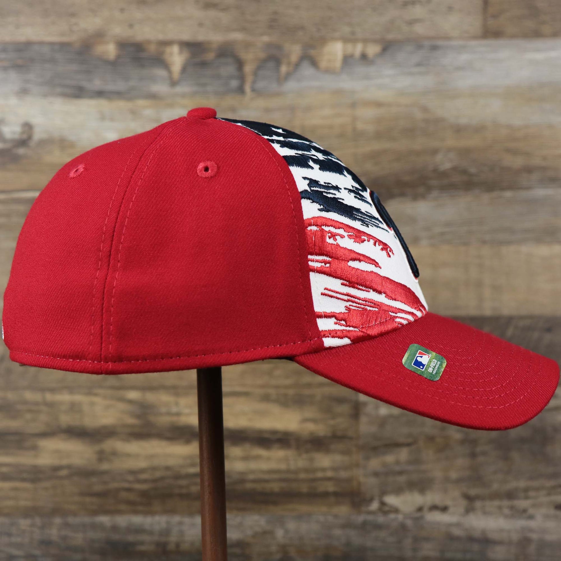 The wearer' right on the Philadelphia Phillies 2022 4th of July Stars And Stripes 39Thirty | New Era Navy OSFM