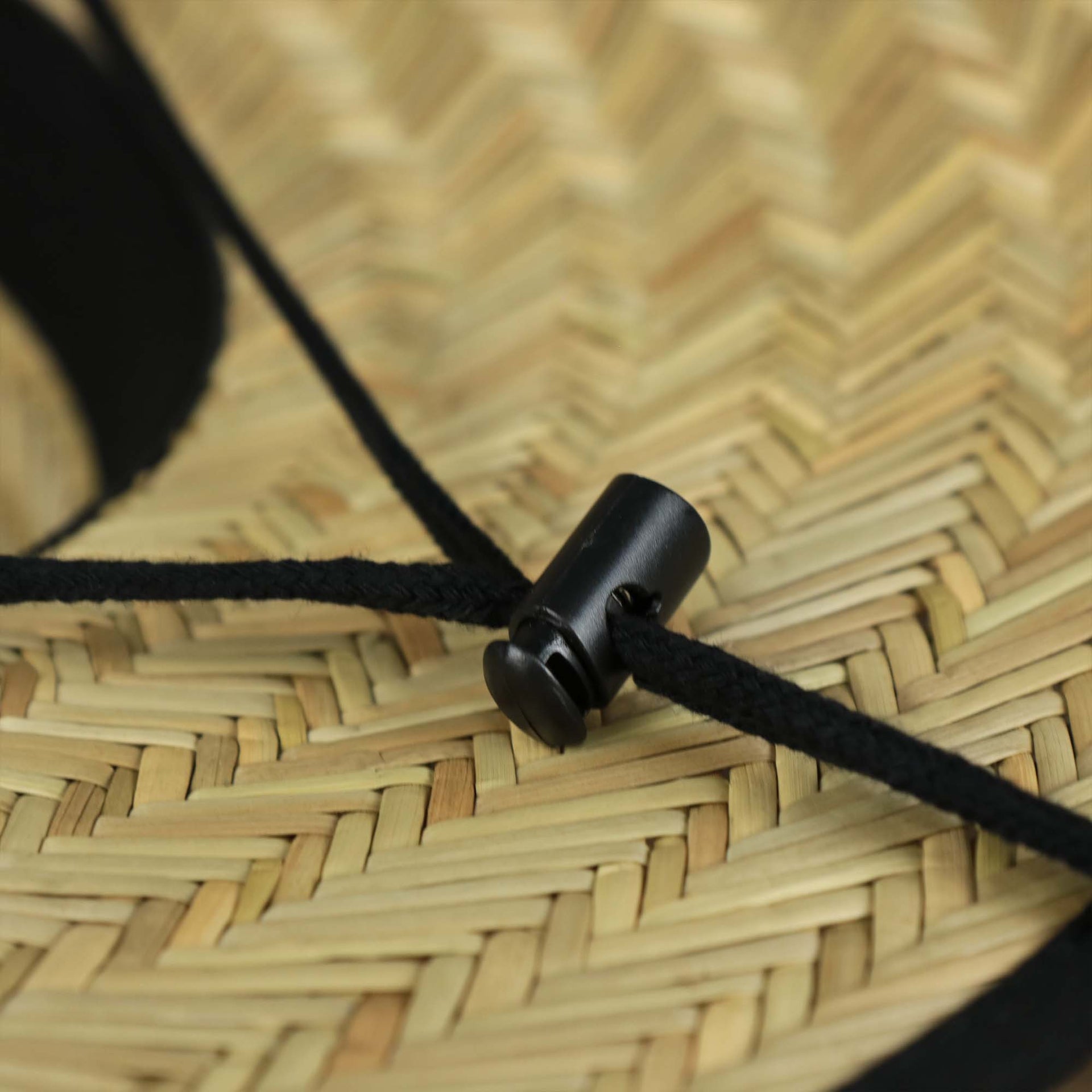 The chin strap on the Pittsburgh Steelers On Field 2020/2021 Summer Training Straw Hat | New Era OSFM