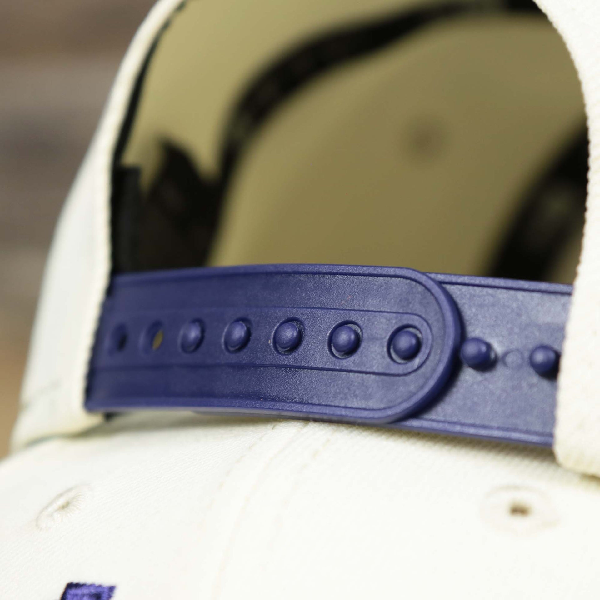 The adjustable strap on the Phoenix Suns NBA 2022 Draft Gray Bottom 9Fifty Snapback | New Era Cream/Purple