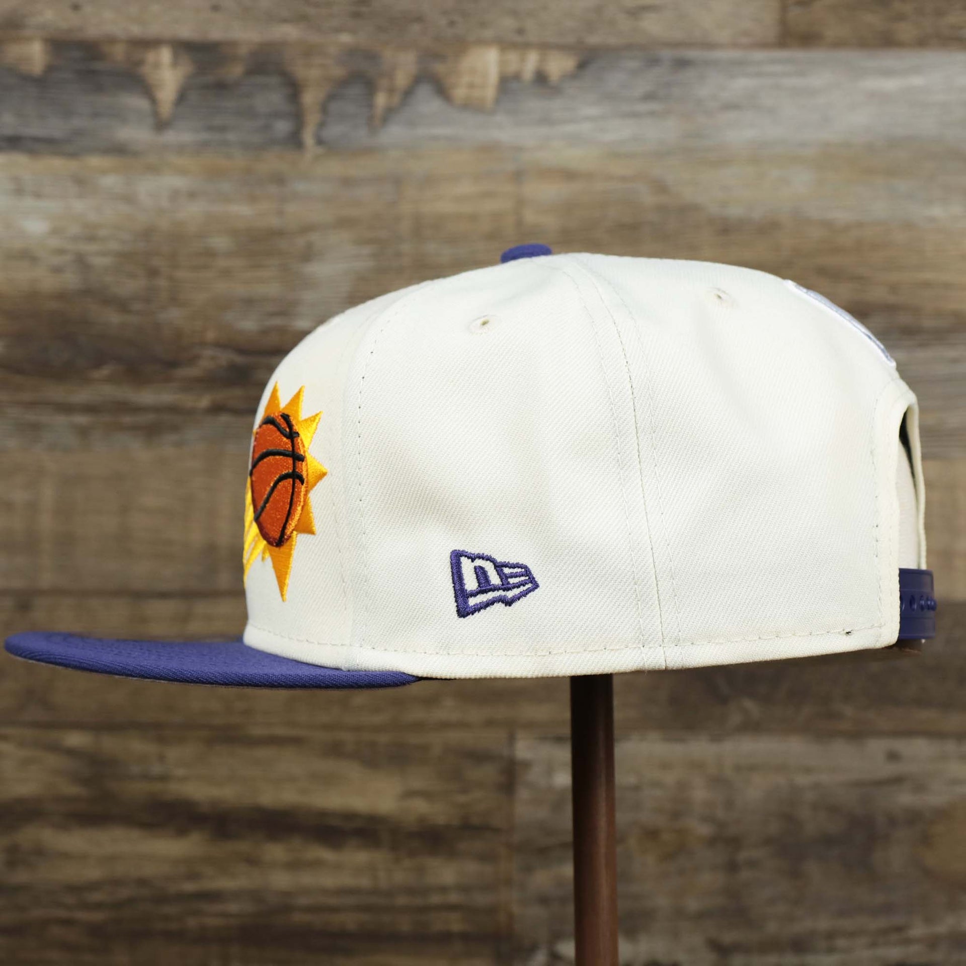 The wearer's left on the Phoenix Suns NBA 2022 Draft Gray Bottom 9Fifty Snapback | New Era Cream/Purple