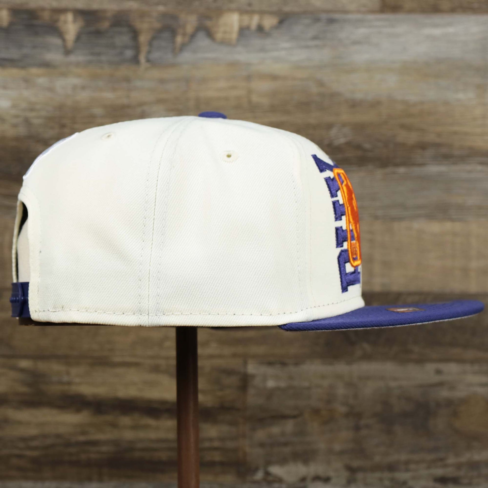 The wearer's right on the Phoenix Suns NBA 2022 Draft Gray Bottom 9Fifty Snapback | New Era Cream/Purple