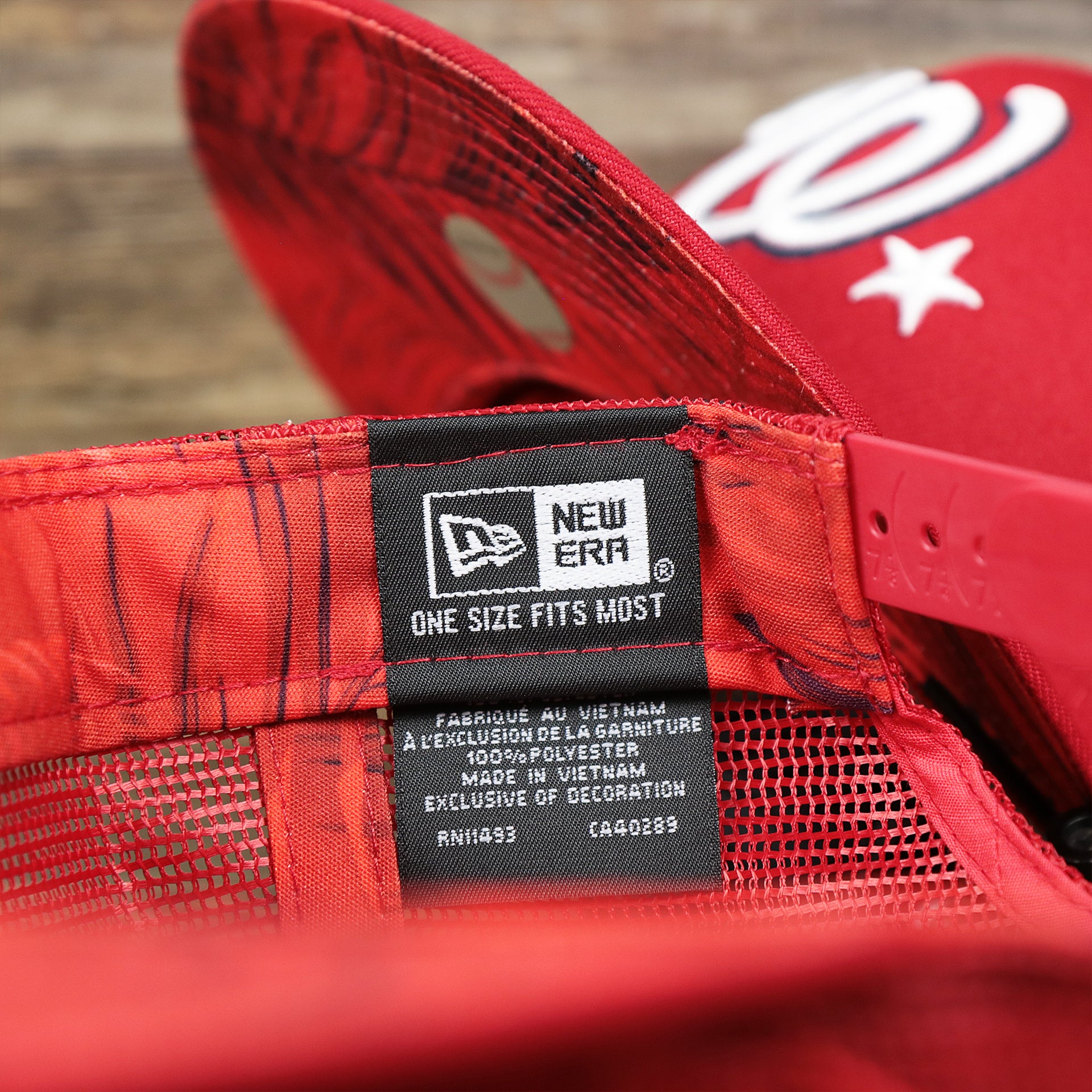 The New Era Tag on the Washington Nationals Metallic All Star Game MLB 2022 Side Patch 9Fifty Mesh Snapback | ASG 2022 Red Trucker Hat