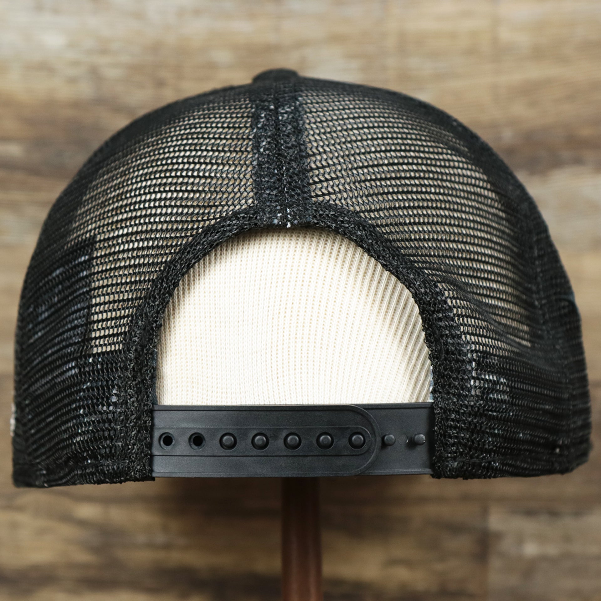 The backside of the Chicago White Sox Metallic All Star Game MLB 2022 Side Patch 9Fifty Mesh Snapback | ASG 2022 Black Trucker Hat