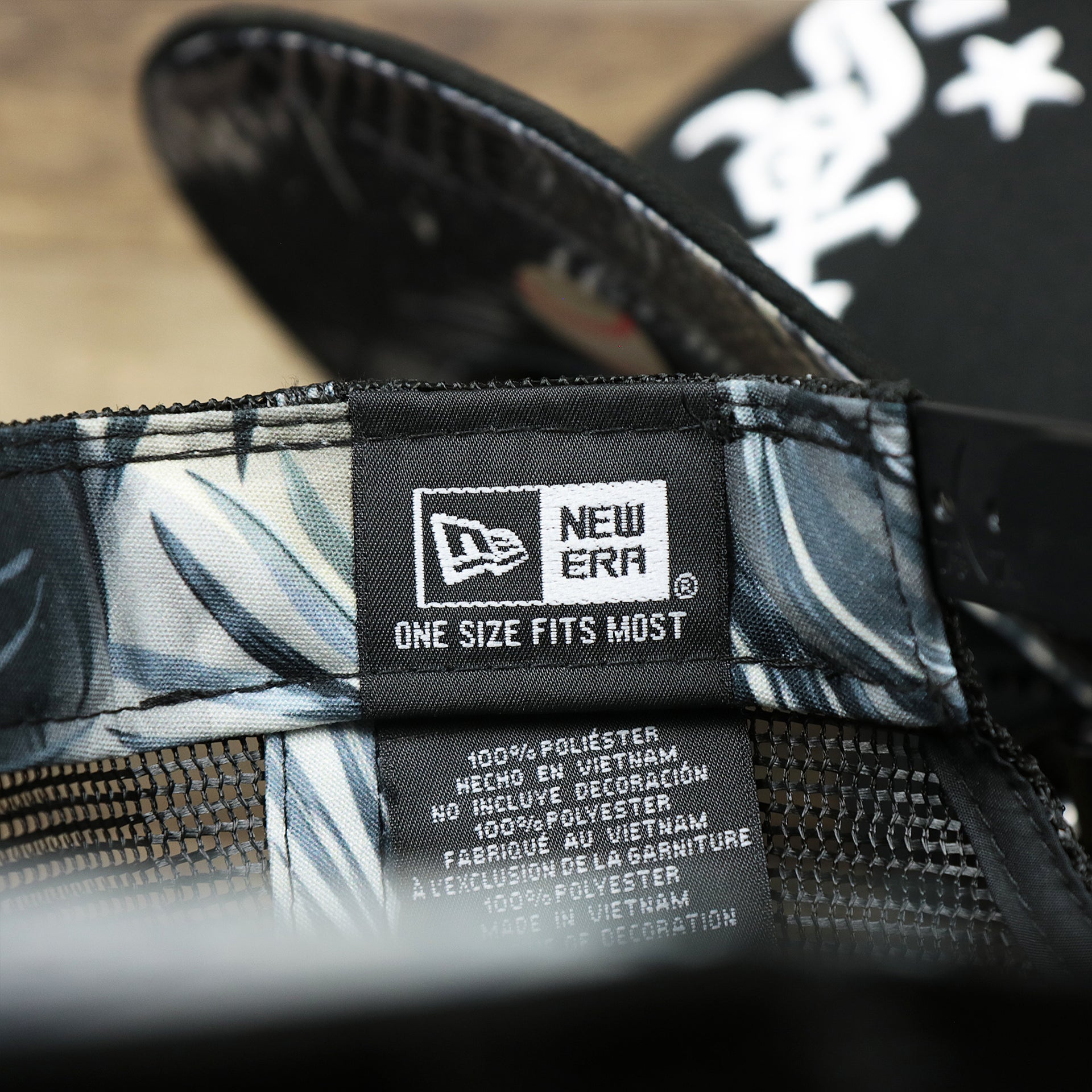 The New Era Tag on the Chicago White Sox Metallic All Star Game MLB 2022 Side Patch 9Fifty Mesh Snapback | ASG 2022 Black Trucker Hat