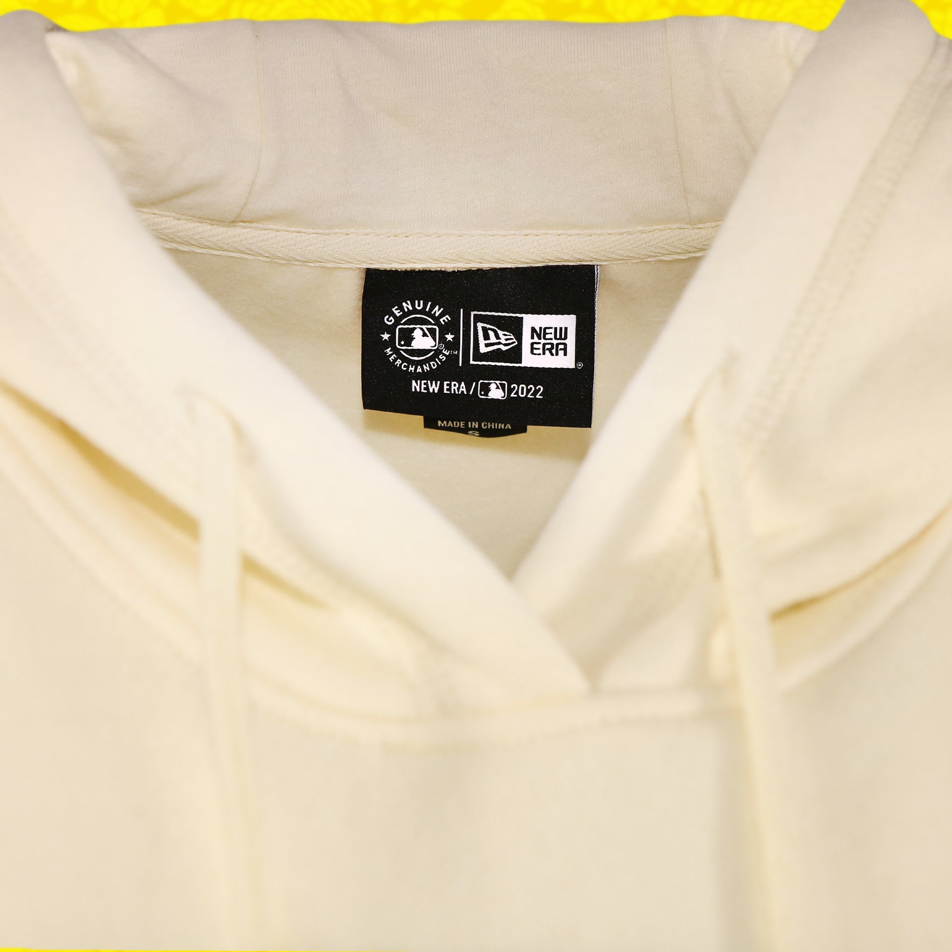 The New Era Tag on the New York Yankees Floral MLB Pullover Hoodies | Cream Pullover Hoodie