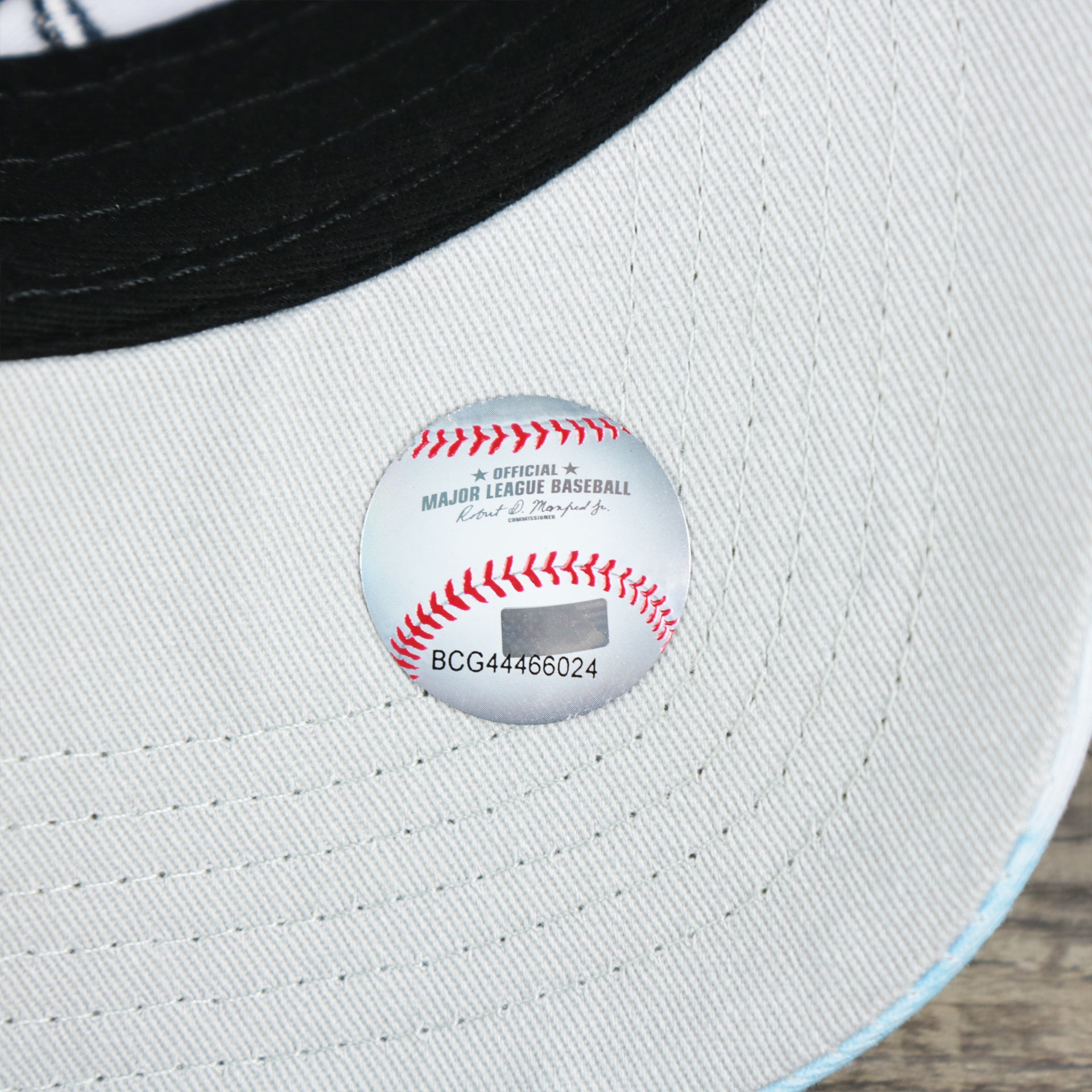 The MLB Baseball Sticker on the Women’s New York Yankees Tie Dye Print Gray Bottom Mesh Trucker Hat | White Mesh Snapback
