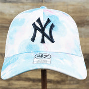 The front of the Women’s New York Yankees Tie Dye Print Gray Bottom Mesh Trucker Hat | White Mesh Snapback