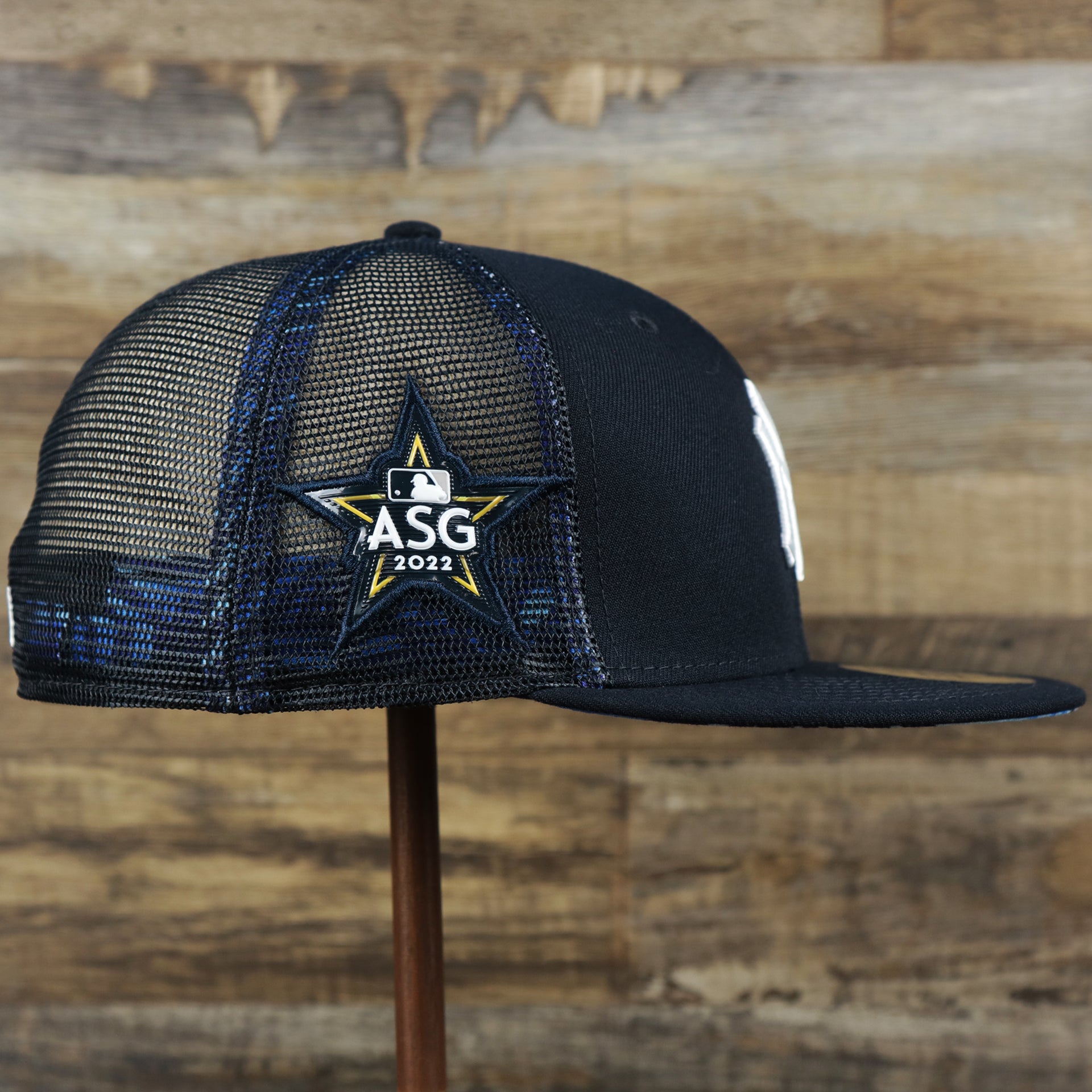 The wearer's right on the New York Yankees Metallic All Star Game MLB 2022 Side Patch 59Fifty Mesh Fitted Cap | ASG 2022 Navy Blue 59Fifty Cap