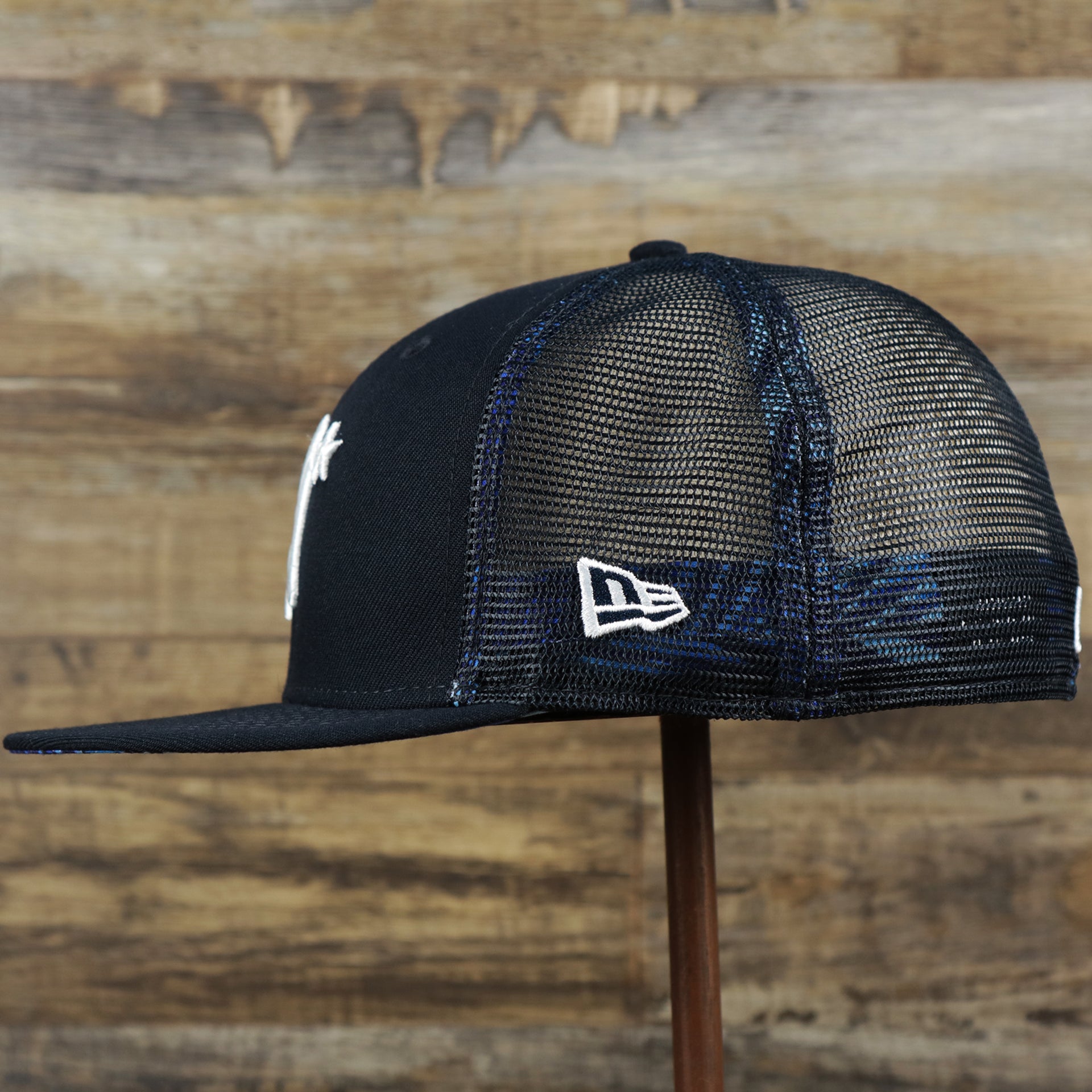 The wearer's left on the New York Yankees Metallic All Star Game MLB 2022 Side Patch 59Fifty Mesh Fitted Cap | ASG 2022 Navy Blue 59Fifty Cap