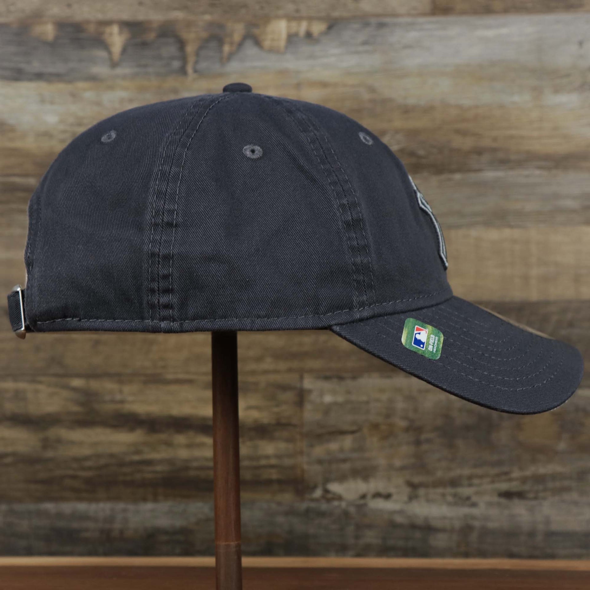 The wearer's right on the New York Yankees 2022 Father's Day On-Field 9Twenty Dad Hat | Gray