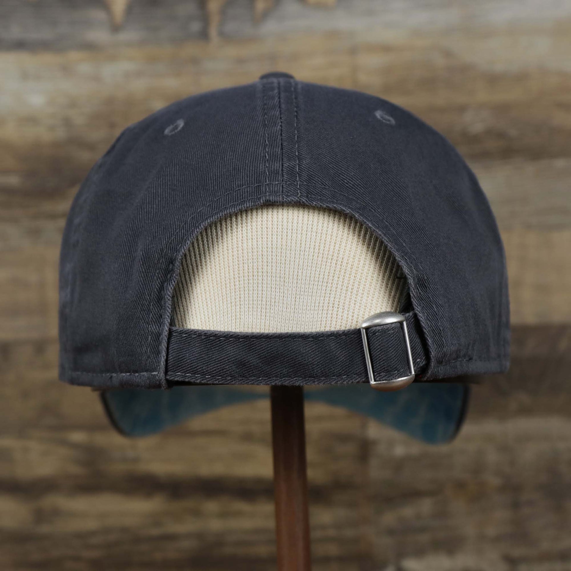 The backside on the New York Yankees 2022 Father's Day On-Field 9Twenty Dad Hat | Gray