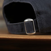 The metallic buckle on the New York Yankees 2022 Father's Day On-Field 9Twenty Dad Hat | Gray