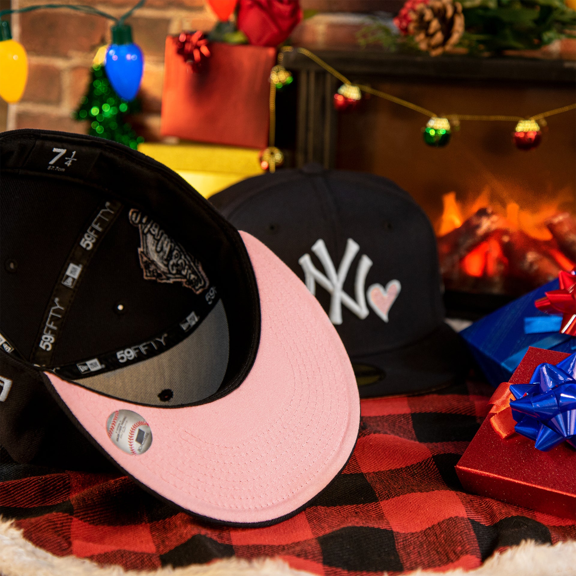 pink under visor on the New York Yankees Glow In The Dark 1996 World Series Heart Pink Bottom Side Patch 59Fifty Fitted Cap