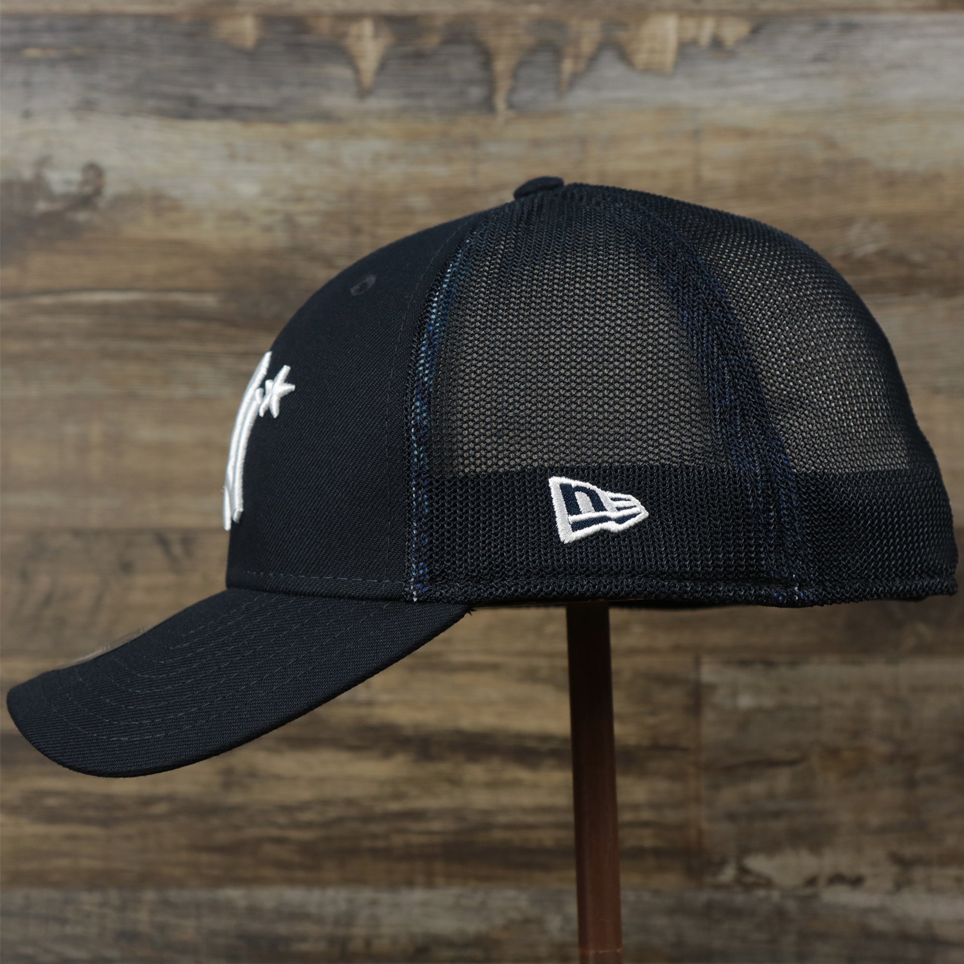 The wearer's left on the New York Yankees Metallic All Star Game MLB 2022 Side Patch 39Thirty Mesh FlexFit Cap | ASG 2022 Navy Blue 39Thirty Cap