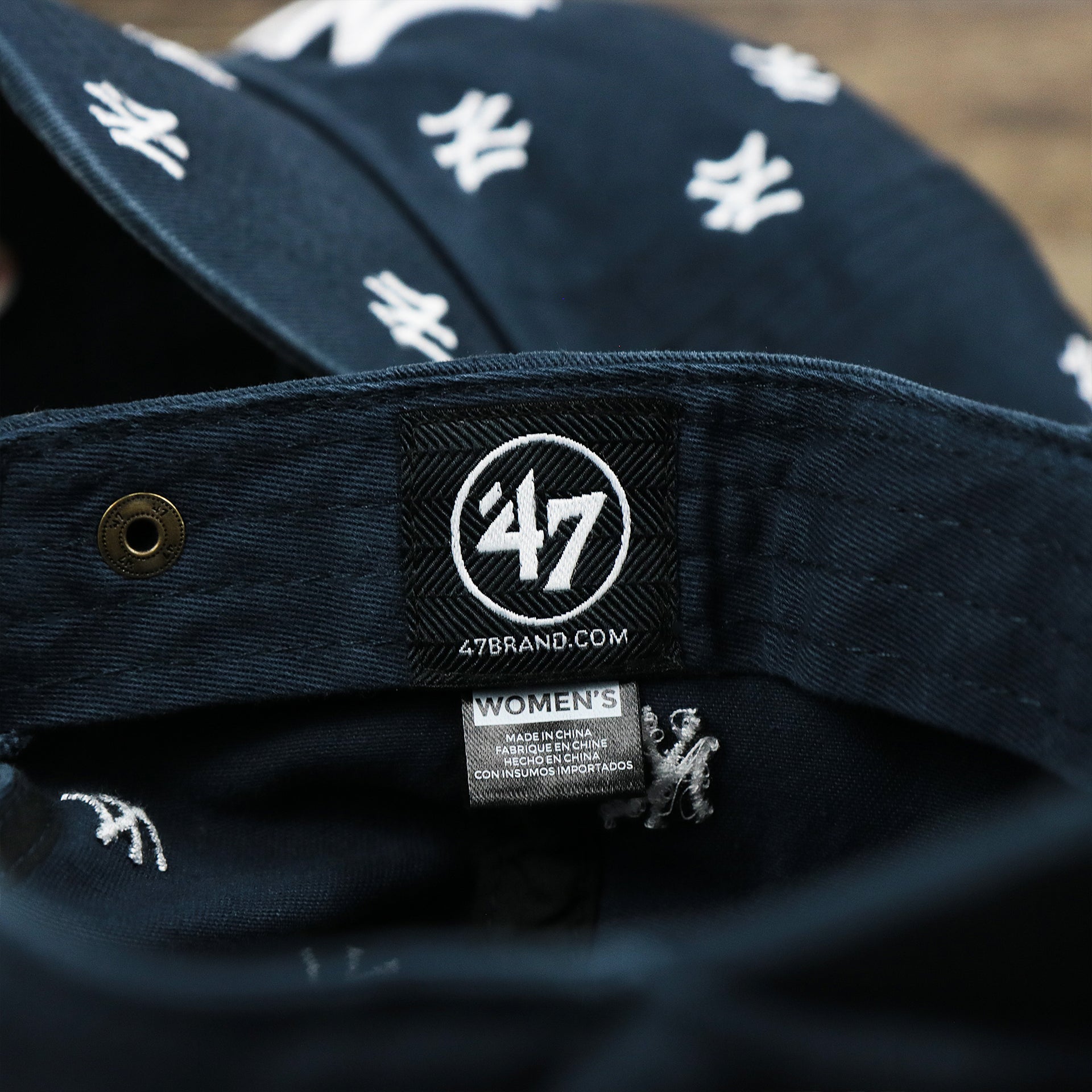 The 47 Brand Tag on the Women’s New York Yankees All Over Yankees Logo Dad Hat | Navy Women’s Dad Hat