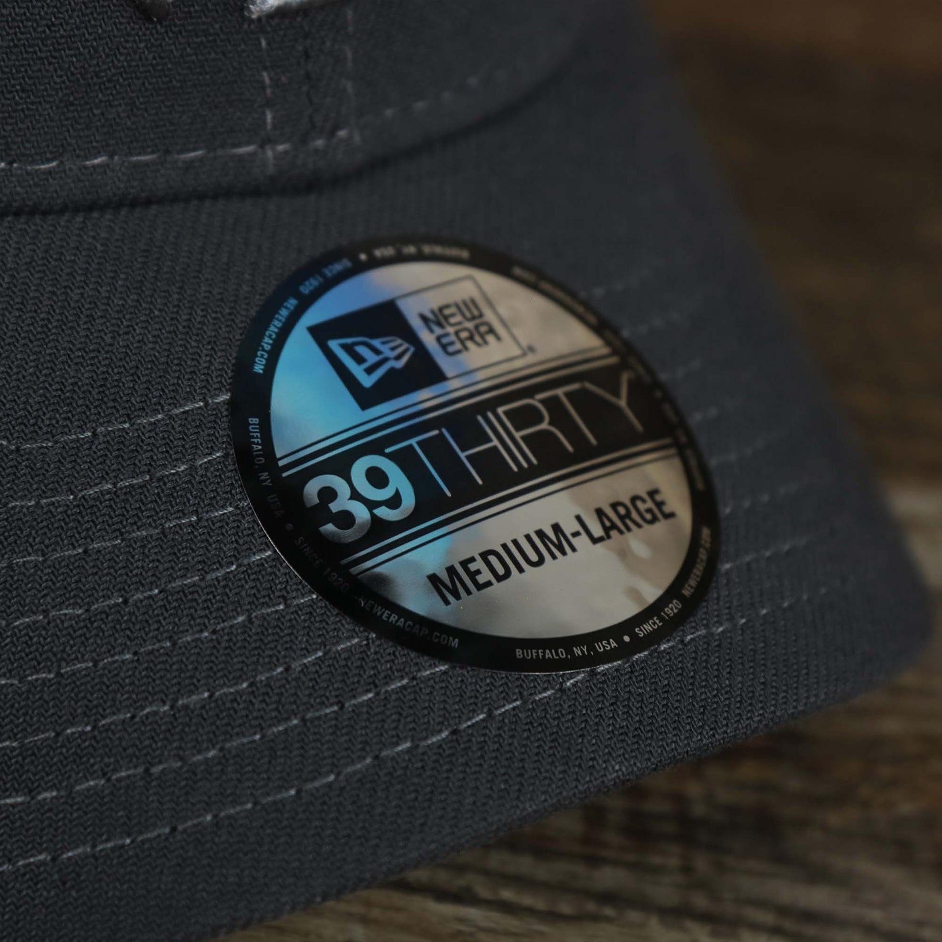 The sticker on the New York Yankees 2022 Father's Day On-Field 39Thirty Flexfit Cap | Gray