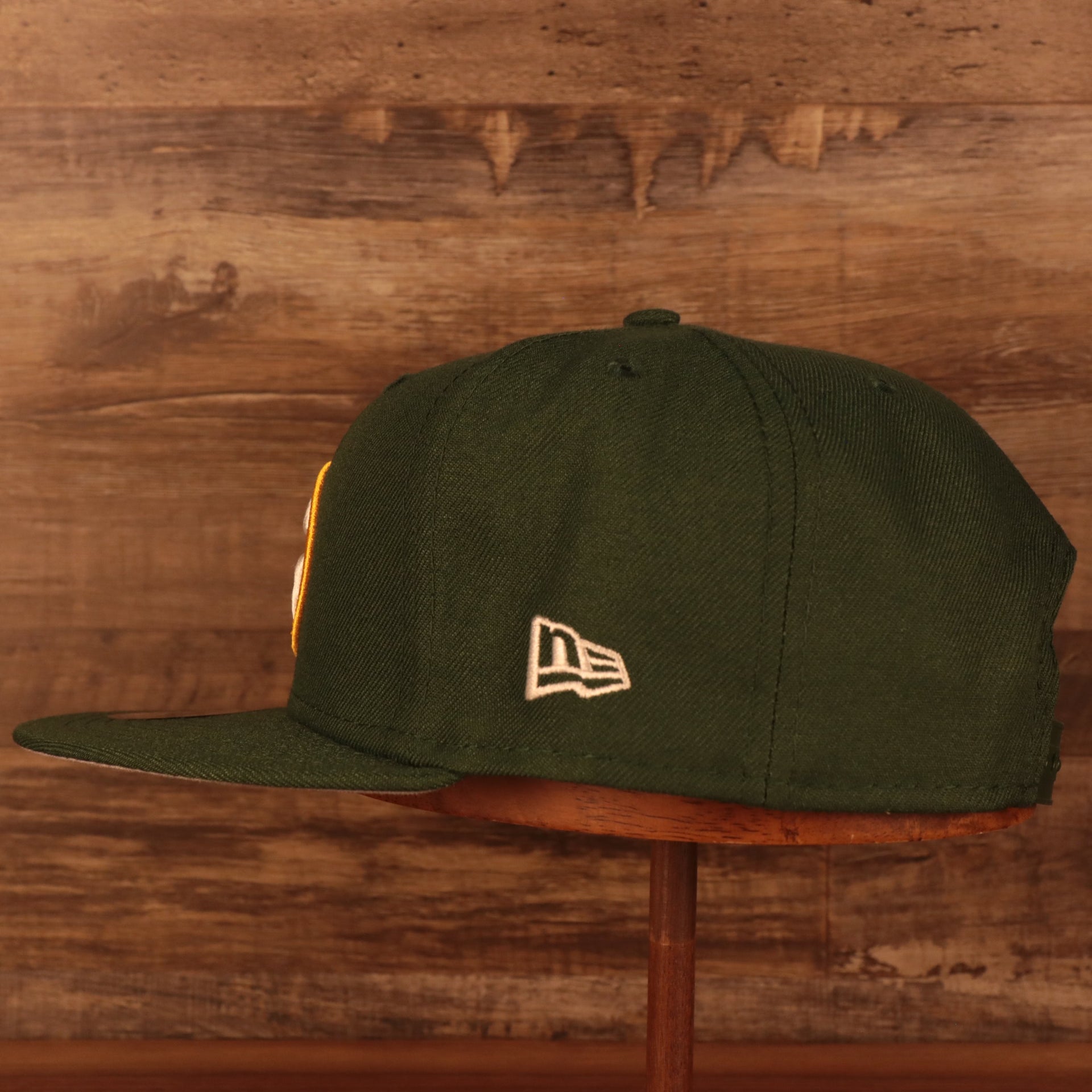Wearer's left of the Green Bay Packers "Patch Up" Super Bowl XXXI Side Patch Gray Bottom 9Fifty Navy Snapback Hat