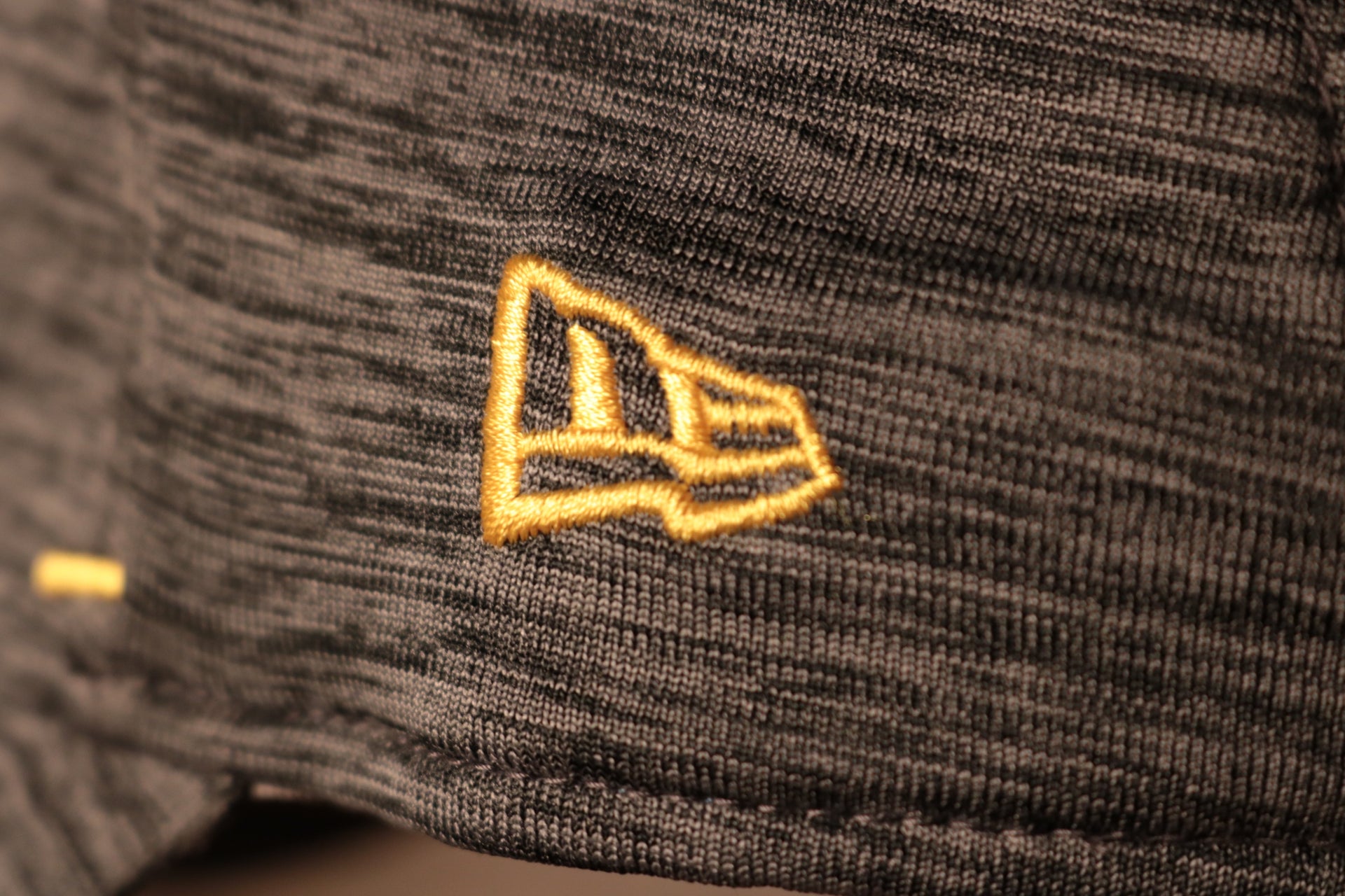 The new era logo is yellow Packers 2020 Training Camp Flexfit | Green Bay Packers 2020 On-Field Grey Training Camp Stretch Fit