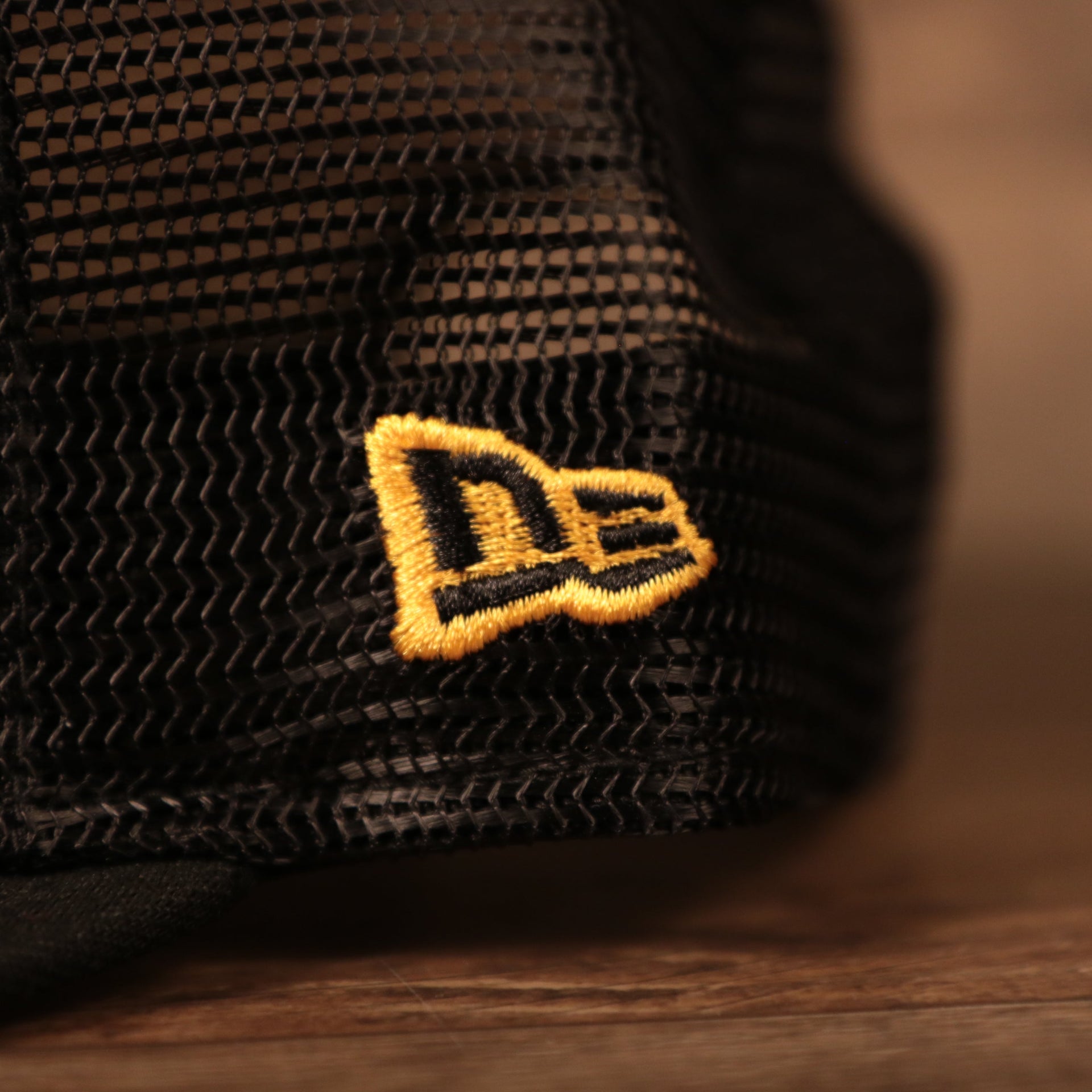 The New Era logo on the Steelers gray/black 9fifty snapback hat.