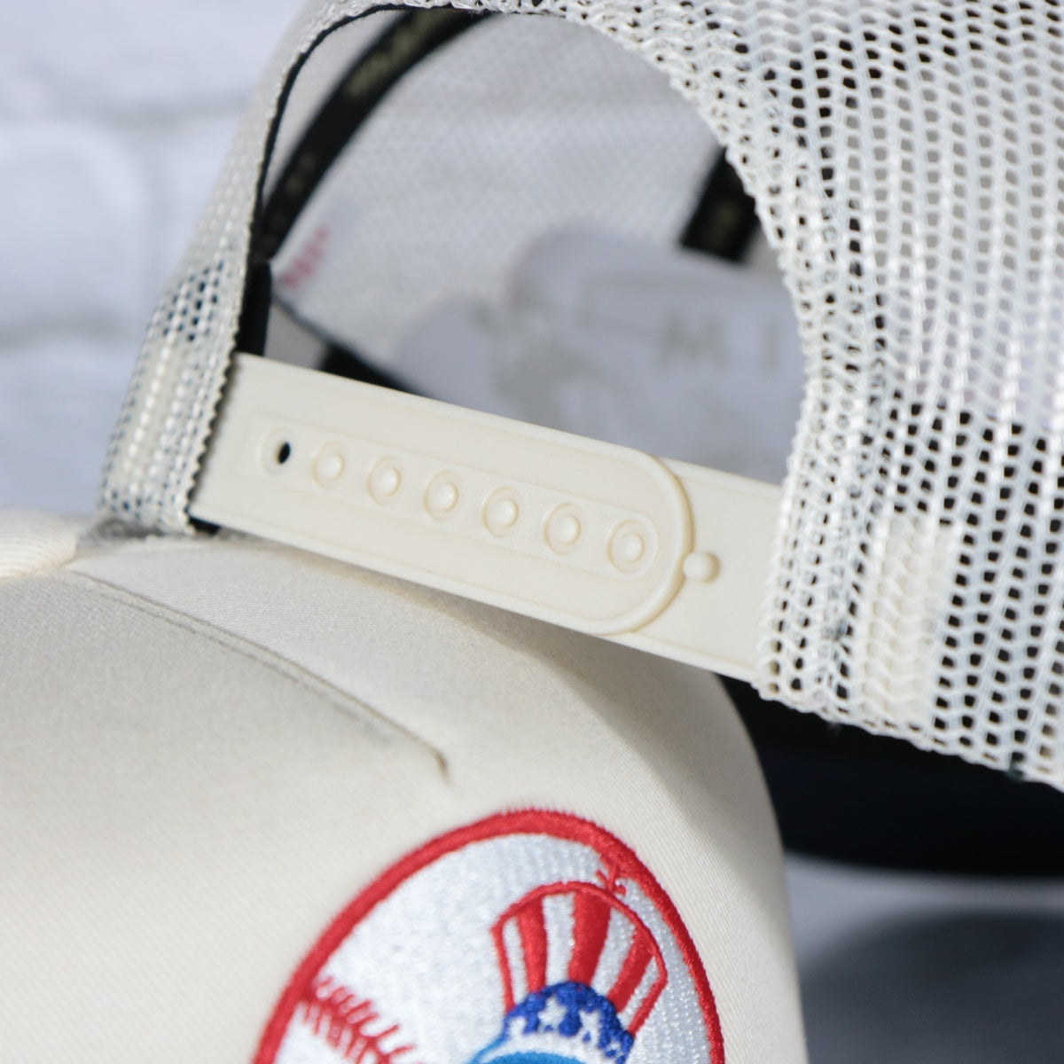 off white snap on the New York Yankees Cooperstown Evergreen Pro Navy bottom | Off White Trucker Hat