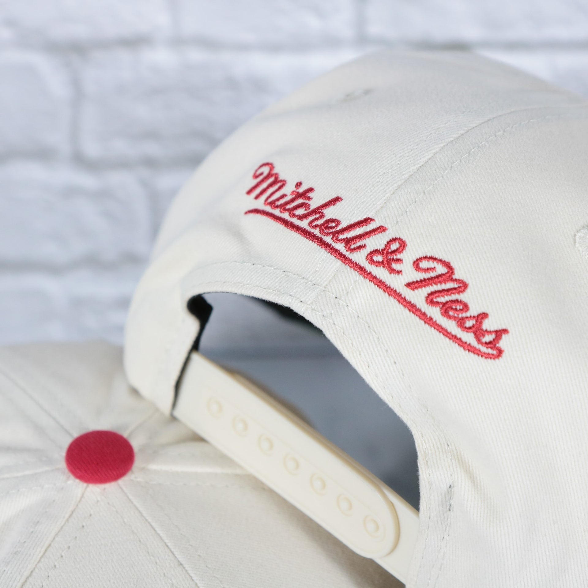 off white snap on the Chicago Bulls Hardwood Classics Reframe Retro Green bottom | Off-White Snapback Hat