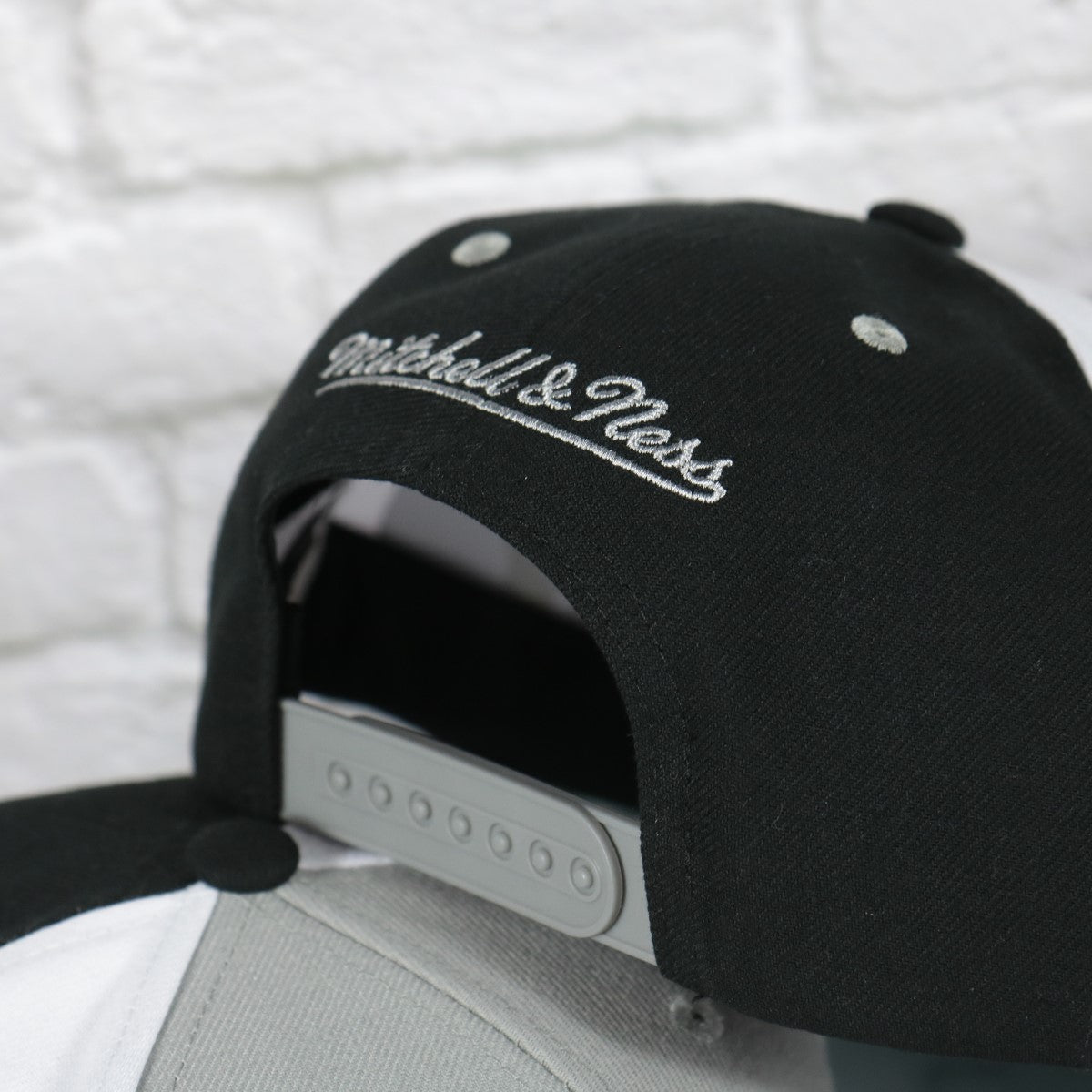 mitchell and ness logo on the Los Angeles Kings NHL Billboard 2 Green bottom Tri-Tone | Gray/White/Black Snapback Hat