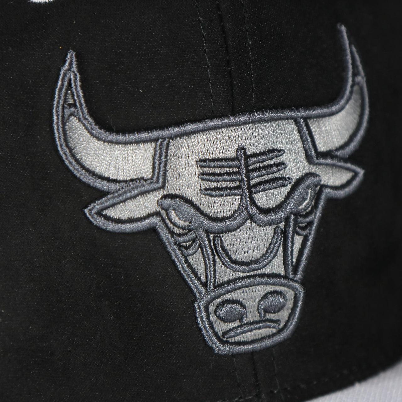 Chicago Bulls Day 5 Sneaker Hookup Grey bottom Two-Tone | Black/White Snapback Hat