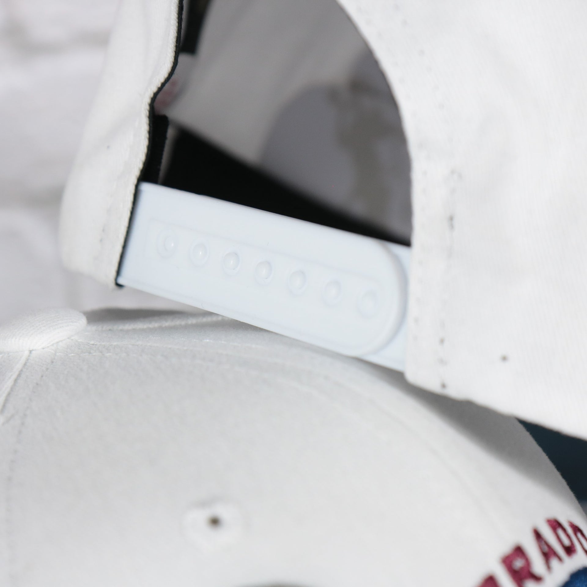 white adjustable snap on the Colorado Avalanche NHL All in Pro Vintage Blue Bottom | White Snapback Hat