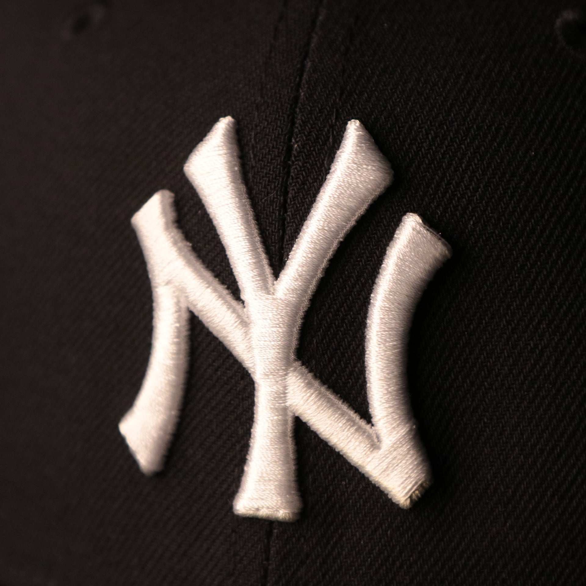 the classic yankees logo is on the front of this yankees world series fitted cap Yankees On-Field Grey Bottom Fitted Cap | New York Yankees 2000 Game Worn World Series Side Patch Gray Under Brim 59Fifty Fitted Hat