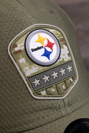 the rubberised patch on the Pittsburgh Steelers 2019 Salute To Service Dad Hat | Steelers On Field Olive Green Military Inspired Baseball Cap has stars and stripes and a round Steelers emblem on it