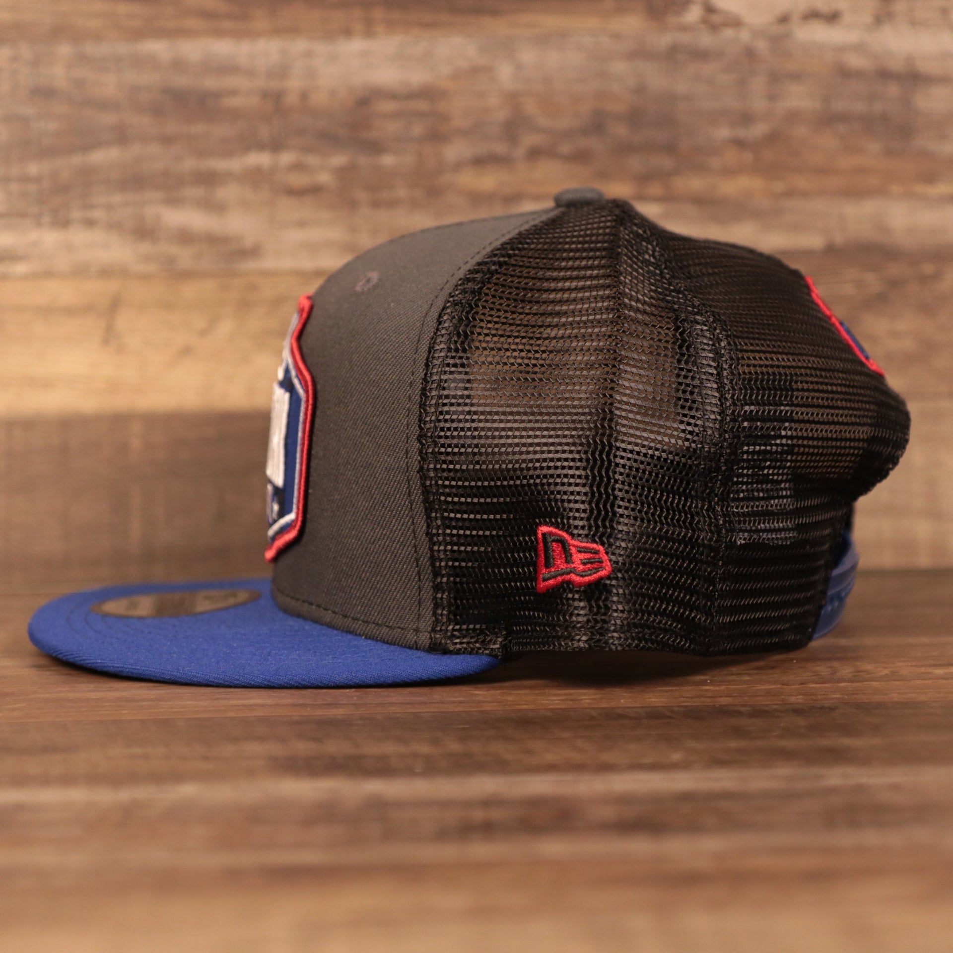 The wearer's right of the NY Giants NFL draft hat 2021 has the logo of New Era.