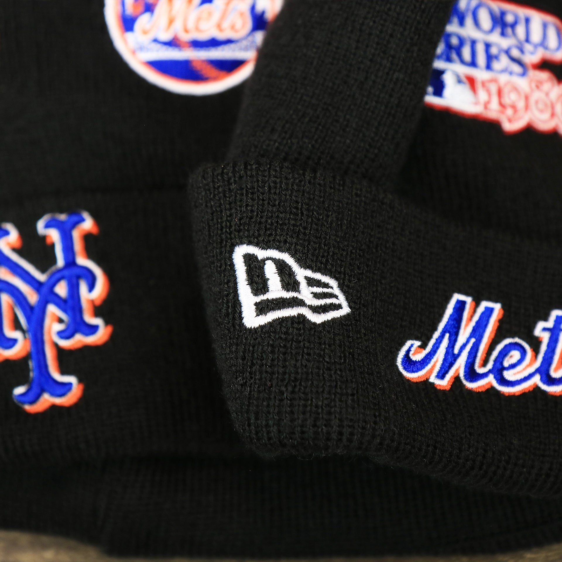 The New Era Logo on the New York Mets All Over World Series Side Patch 2x Champion Knit Cuff Beanie | New Era, Black