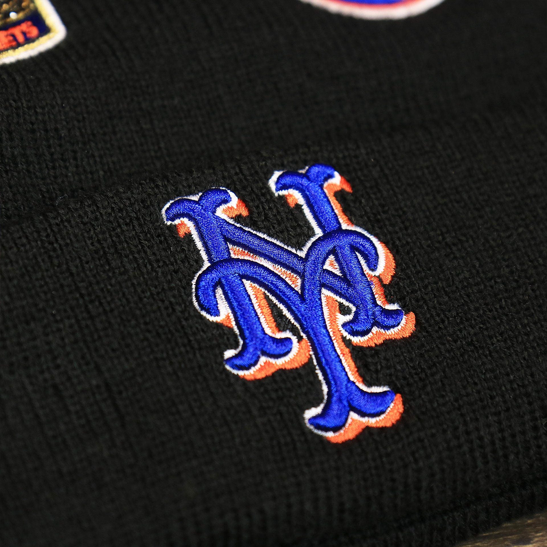 The Mets Logo on the New York Mets All Over World Series Side Patch 2x Champion Knit Cuff Beanie | New Era, Black