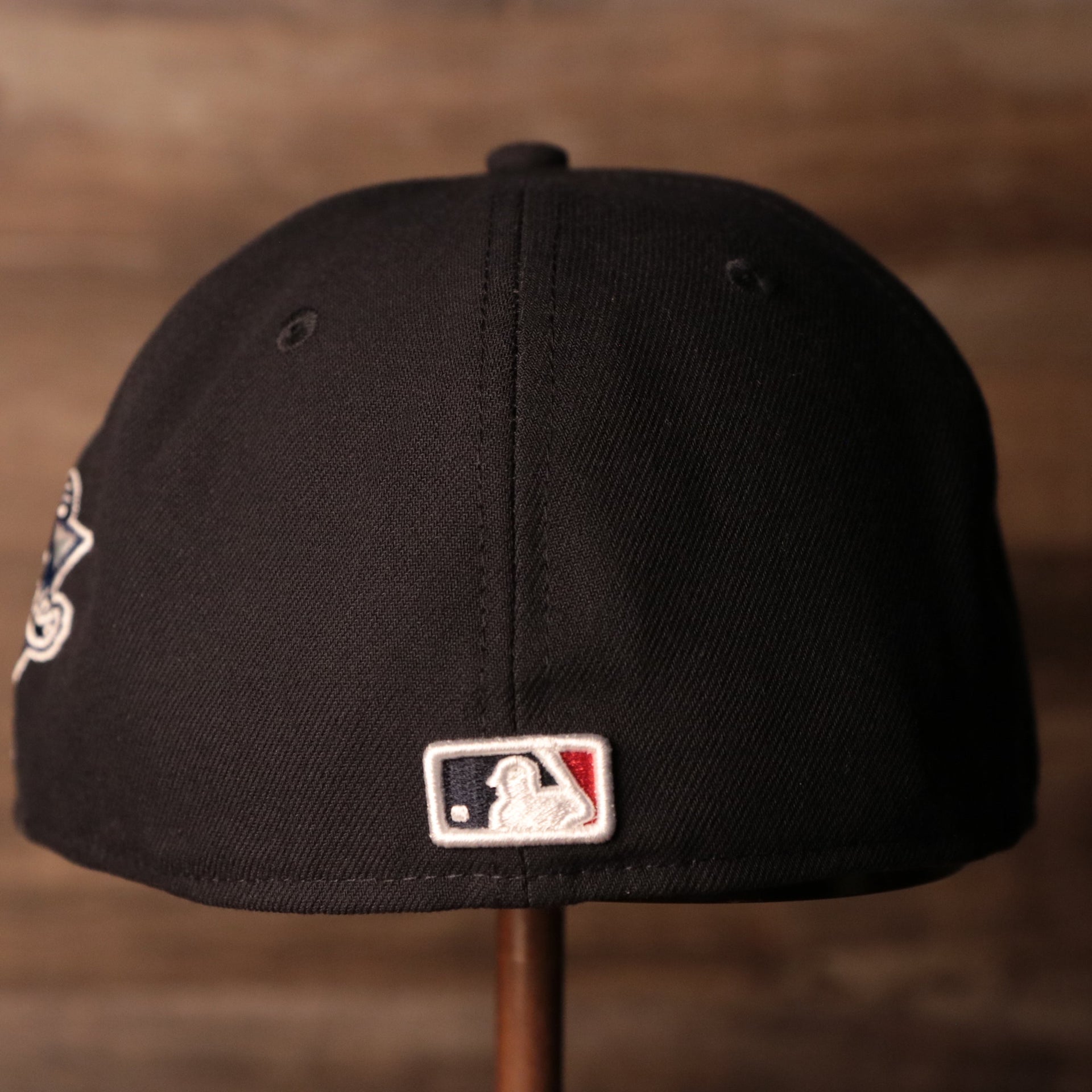 the back of this cap has the mlb logo Yankees On-Field Grey Bottom Fitted Cap | New York Yankees 2000 Game Worn World Series Side Patch Gray Under Brim 59Fifty Fitted Hat